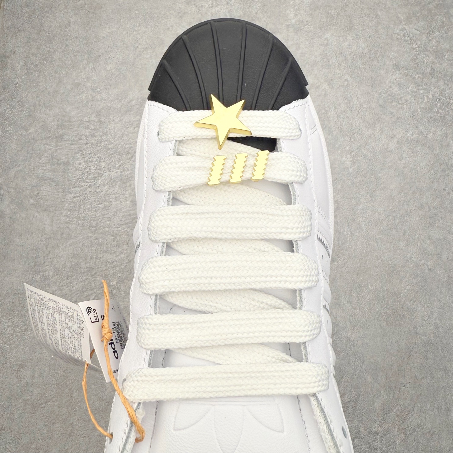 图片[4]-AF Originals Superstar 2 贝壳头二代舒适百搭 板鞋面包鞋 IH6679 贝壳头诞生于1969年是第一双将全皮面鞋 身与橡胶鞋头结合在一起的低帮篮球鞋 Superstar最开始 是作为高帮篮球鞋Pro Model的低帮版本而出现的 但因为其独特和醒目的橡胶鞋头造型而让大家熟知 被大家形象地称为\\\”shelltoe\\\”贝壳头 在70年代的美国职业篮球场上 接近3/4的NBA球员都将这双Superstar作为场上用鞋 80年代之后 经过不断的改良和发展 Superstar逐渐成为横跨时装、音乐、街头文化、休闲和运动等各大领域的时尚潮鞋 尺码：36 36.5 37 38 38.5 39 40 40.5 41 42 42.5 43 44 44.5 45-选品中心