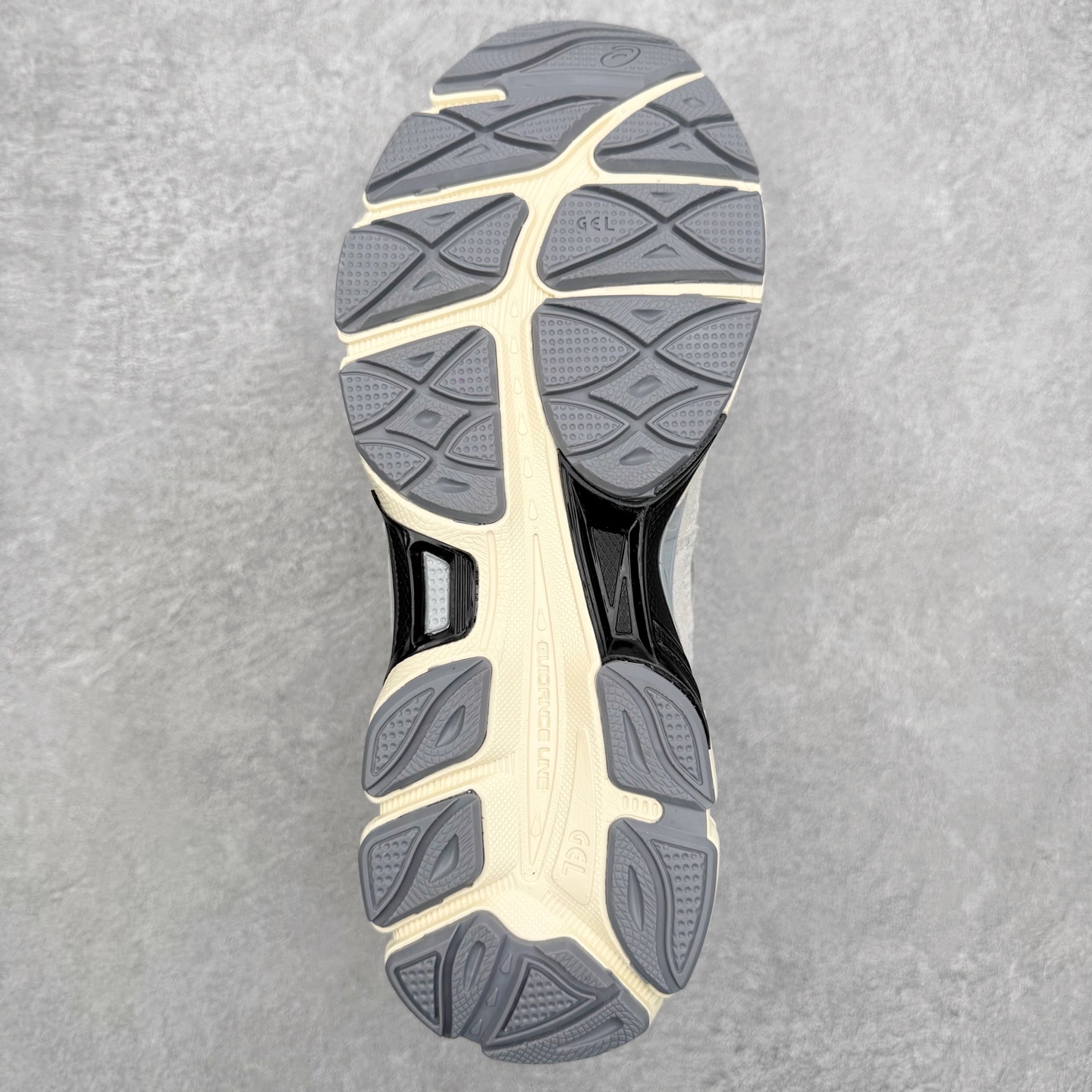 图片[9]-Asics GEL-NYC 亚瑟士防滑耐磨透气低帮运动休闲鞋 GEL-NYC™ 运动鞋的灵感源自传统和现代高性能跑步风格 其鞋面结构参考了 2000 年代初的 GEL-NIMBUS™ 3 鞋 并将其与 MC-PLUS V 设计中的各种装饰融为一体 该工装通过使用 GEL-CUMULUS® 16 鞋的工装系统来对比鞋面的复古风格 通过轻质泡沫和 GEL® 技术嵌入物的结合 这种中底结构有助于创造先进的脚底舒适度 尺码：36 37 37.5 38 39 40.5 41.5 42 42.5 43.5 44 45-选品中心