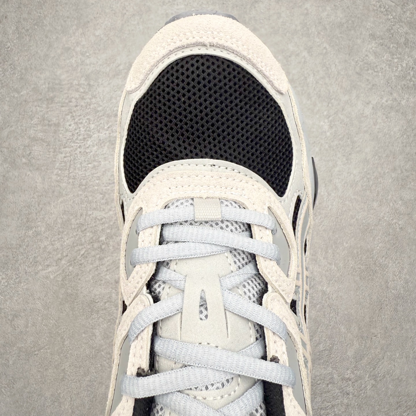 图片[4]-Asics GEL-NYC 亚瑟士防滑耐磨透气低帮运动休闲鞋 GEL-NYC™ 运动鞋的灵感源自传统和现代高性能跑步风格 其鞋面结构参考了 2000 年代初的 GEL-NIMBUS™ 3 鞋 并将其与 MC-PLUS V 设计中的各种装饰融为一体 该工装通过使用 GEL-CUMULUS® 16 鞋的工装系统来对比鞋面的复古风格 通过轻质泡沫和 GEL® 技术嵌入物的结合 这种中底结构有助于创造先进的脚底舒适度 尺码：36 37 37.5 38 39 40.5 41.5 42 42.5 43.5 44 45-选品中心