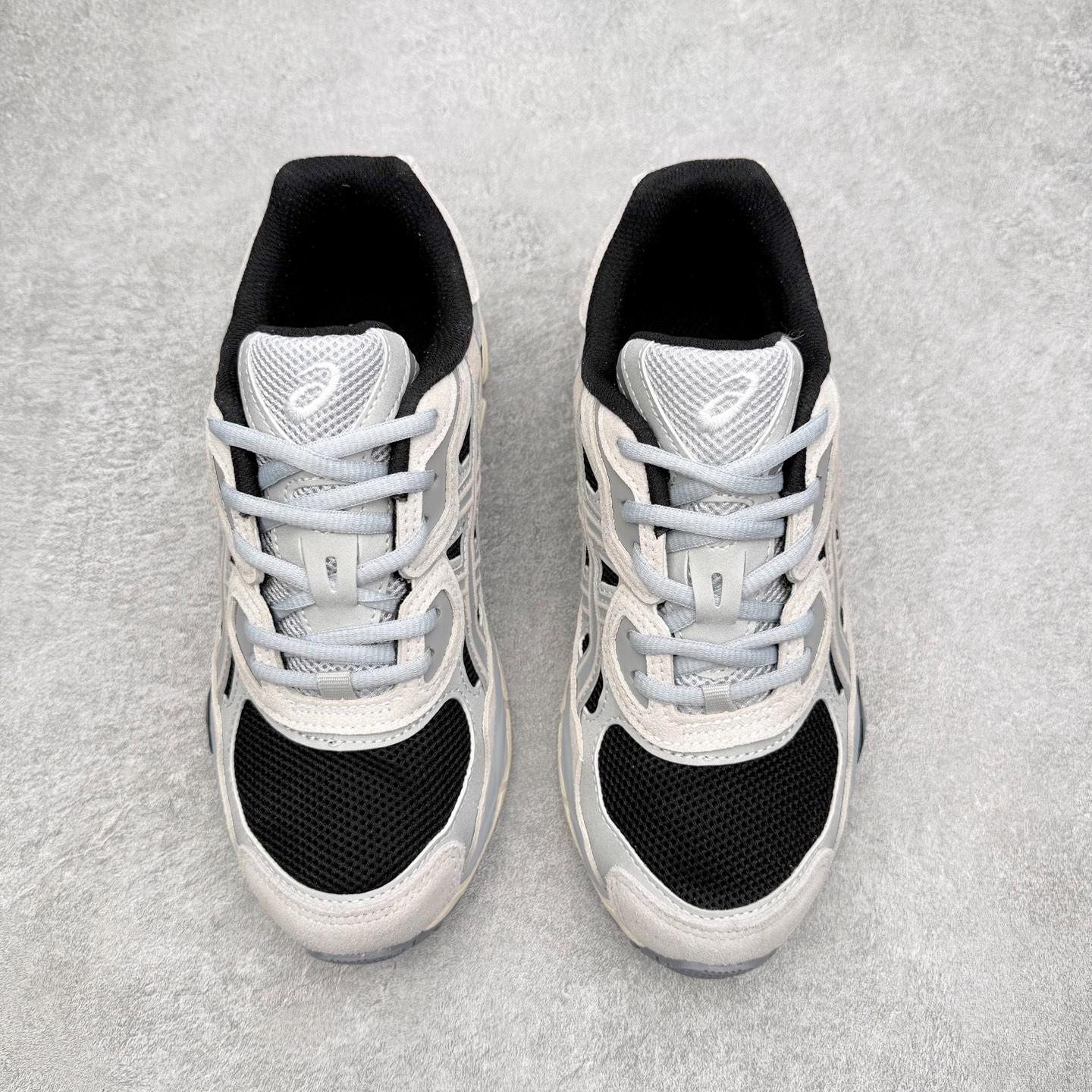图片[2]-Asics GEL-NYC 亚瑟士防滑耐磨透气低帮运动休闲鞋 GEL-NYC™ 运动鞋的灵感源自传统和现代高性能跑步风格 其鞋面结构参考了 2000 年代初的 GEL-NIMBUS™ 3 鞋 并将其与 MC-PLUS V 设计中的各种装饰融为一体 该工装通过使用 GEL-CUMULUS® 16 鞋的工装系统来对比鞋面的复古风格 通过轻质泡沫和 GEL® 技术嵌入物的结合 这种中底结构有助于创造先进的脚底舒适度 尺码：36 37 37.5 38 39 40.5 41.5 42 42.5 43.5 44 45-选品中心