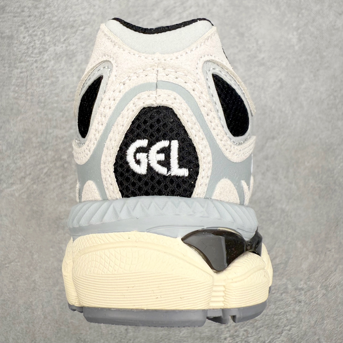 图片[8]-Asics GEL-NYC 亚瑟士防滑耐磨透气低帮运动休闲鞋 GEL-NYC™ 运动鞋的灵感源自传统和现代高性能跑步风格 其鞋面结构参考了 2000 年代初的 GEL-NIMBUS™ 3 鞋 并将其与 MC-PLUS V 设计中的各种装饰融为一体 该工装通过使用 GEL-CUMULUS® 16 鞋的工装系统来对比鞋面的复古风格 通过轻质泡沫和 GEL® 技术嵌入物的结合 这种中底结构有助于创造先进的脚底舒适度 尺码：36 37 37.5 38 39 40.5 41.5 42 42.5 43.5 44 45-选品中心