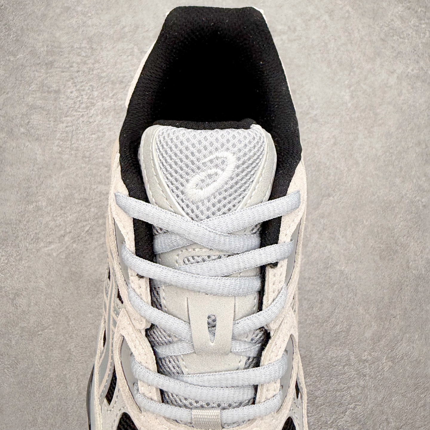 图片[5]-Asics GEL-NYC 亚瑟士防滑耐磨透气低帮运动休闲鞋 GEL-NYC™ 运动鞋的灵感源自传统和现代高性能跑步风格 其鞋面结构参考了 2000 年代初的 GEL-NIMBUS™ 3 鞋 并将其与 MC-PLUS V 设计中的各种装饰融为一体 该工装通过使用 GEL-CUMULUS® 16 鞋的工装系统来对比鞋面的复古风格 通过轻质泡沫和 GEL® 技术嵌入物的结合 这种中底结构有助于创造先进的脚底舒适度 尺码：36 37 37.5 38 39 40.5 41.5 42 42.5 43.5 44 45-选品中心