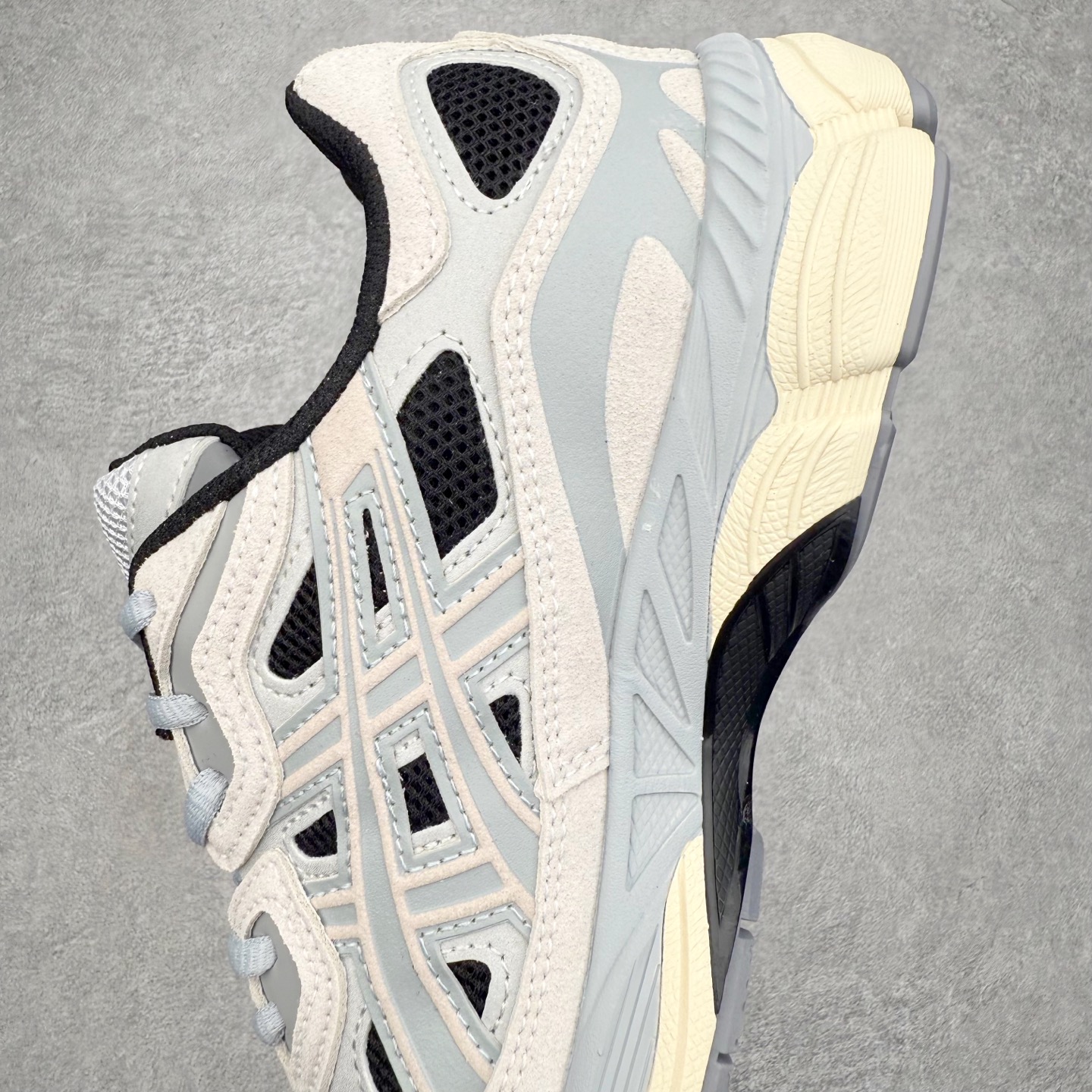 图片[7]-Asics GEL-NYC 亚瑟士防滑耐磨透气低帮运动休闲鞋 GEL-NYC™ 运动鞋的灵感源自传统和现代高性能跑步风格 其鞋面结构参考了 2000 年代初的 GEL-NIMBUS™ 3 鞋 并将其与 MC-PLUS V 设计中的各种装饰融为一体 该工装通过使用 GEL-CUMULUS® 16 鞋的工装系统来对比鞋面的复古风格 通过轻质泡沫和 GEL® 技术嵌入物的结合 这种中底结构有助于创造先进的脚底舒适度 尺码：36 37 37.5 38 39 40.5 41.5 42 42.5 43.5 44 45-选品中心