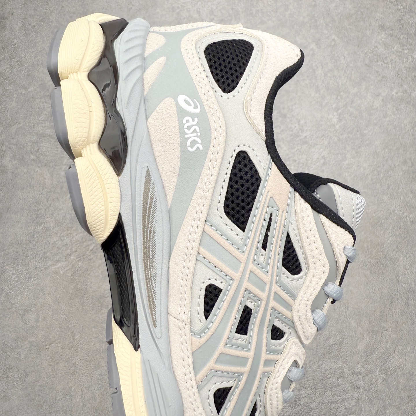 图片[6]-Asics GEL-NYC 亚瑟士防滑耐磨透气低帮运动休闲鞋 GEL-NYC™ 运动鞋的灵感源自传统和现代高性能跑步风格 其鞋面结构参考了 2000 年代初的 GEL-NIMBUS™ 3 鞋 并将其与 MC-PLUS V 设计中的各种装饰融为一体 该工装通过使用 GEL-CUMULUS® 16 鞋的工装系统来对比鞋面的复古风格 通过轻质泡沫和 GEL® 技术嵌入物的结合 这种中底结构有助于创造先进的脚底舒适度 尺码：36 37 37.5 38 39 40.5 41.5 42 42.5 43.5 44 45-选品中心