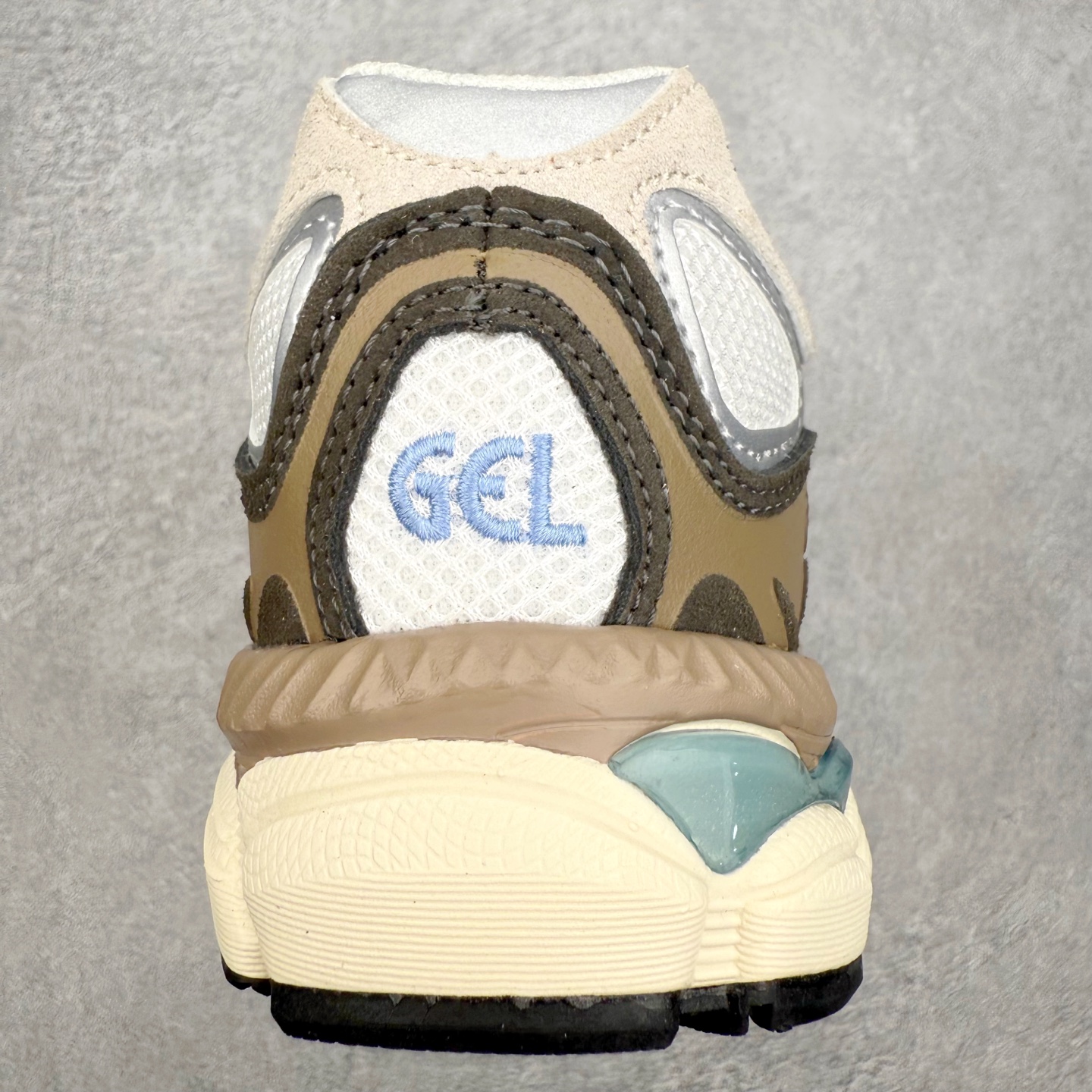 图片[8]-Asics GEL-NYC 亚瑟士防滑耐磨透气低帮运动休闲鞋 GEL-NYC™ 运动鞋的灵感源自传统和现代高性能跑步风格 其鞋面结构参考了 2000 年代初的 GEL-NIMBUS™ 3 鞋 并将其与 MC-PLUS V 设计中的各种装饰融为一体 该工装通过使用 GEL-CUMULUS® 16 鞋的工装系统来对比鞋面的复古风格 通过轻质泡沫和 GEL® 技术嵌入物的结合 这种中底结构有助于创造先进的脚底舒适度 尺码：36 37 37.5 38 39 40.5 41.5 42 42.5 43.5 44 45-选品中心