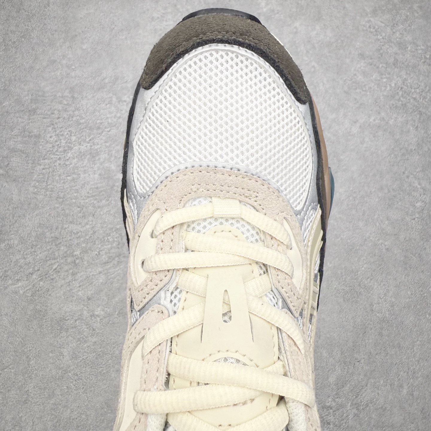 图片[4]-Asics GEL-NYC 亚瑟士防滑耐磨透气低帮运动休闲鞋 GEL-NYC™ 运动鞋的灵感源自传统和现代高性能跑步风格 其鞋面结构参考了 2000 年代初的 GEL-NIMBUS™ 3 鞋 并将其与 MC-PLUS V 设计中的各种装饰融为一体 该工装通过使用 GEL-CUMULUS® 16 鞋的工装系统来对比鞋面的复古风格 通过轻质泡沫和 GEL® 技术嵌入物的结合 这种中底结构有助于创造先进的脚底舒适度 尺码：36 37 37.5 38 39 40.5 41.5 42 42.5 43.5 44 45-选品中心