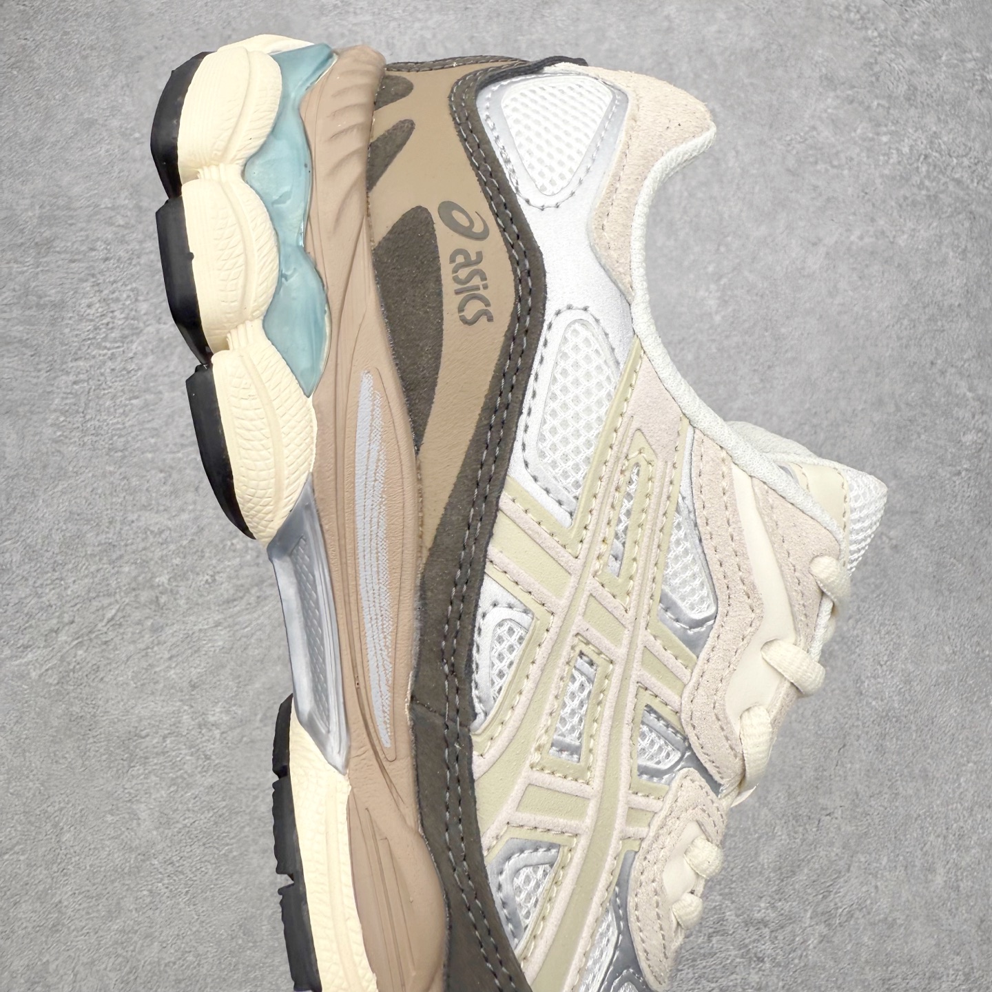 图片[6]-Asics GEL-NYC 亚瑟士防滑耐磨透气低帮运动休闲鞋 GEL-NYC™ 运动鞋的灵感源自传统和现代高性能跑步风格 其鞋面结构参考了 2000 年代初的 GEL-NIMBUS™ 3 鞋 并将其与 MC-PLUS V 设计中的各种装饰融为一体 该工装通过使用 GEL-CUMULUS® 16 鞋的工装系统来对比鞋面的复古风格 通过轻质泡沫和 GEL® 技术嵌入物的结合 这种中底结构有助于创造先进的脚底舒适度 尺码：36 37 37.5 38 39 40.5 41.5 42 42.5 43.5 44 45-选品中心