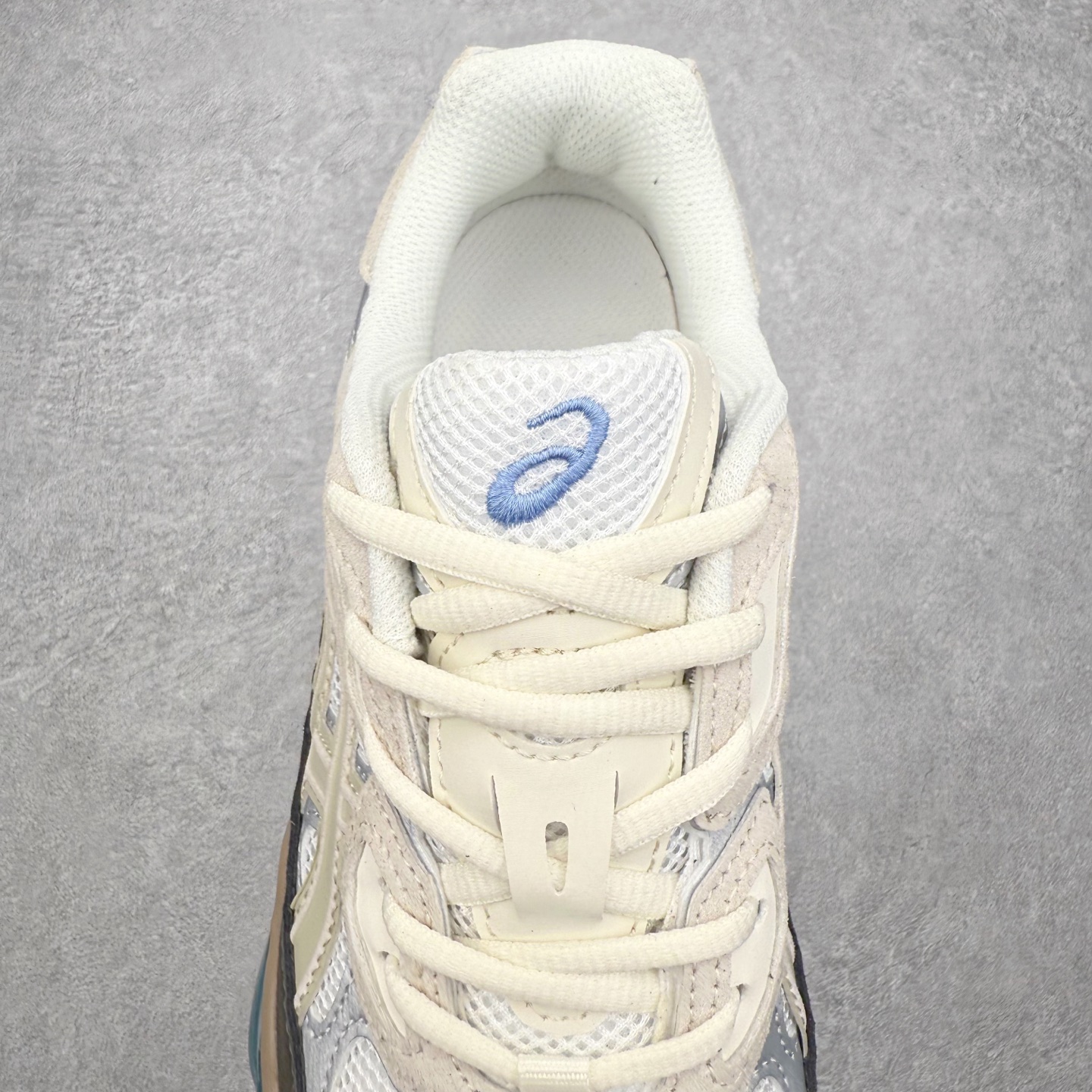 图片[5]-Asics GEL-NYC 亚瑟士防滑耐磨透气低帮运动休闲鞋 GEL-NYC™ 运动鞋的灵感源自传统和现代高性能跑步风格 其鞋面结构参考了 2000 年代初的 GEL-NIMBUS™ 3 鞋 并将其与 MC-PLUS V 设计中的各种装饰融为一体 该工装通过使用 GEL-CUMULUS® 16 鞋的工装系统来对比鞋面的复古风格 通过轻质泡沫和 GEL® 技术嵌入物的结合 这种中底结构有助于创造先进的脚底舒适度 尺码：36 37 37.5 38 39 40.5 41.5 42 42.5 43.5 44 45-选品中心