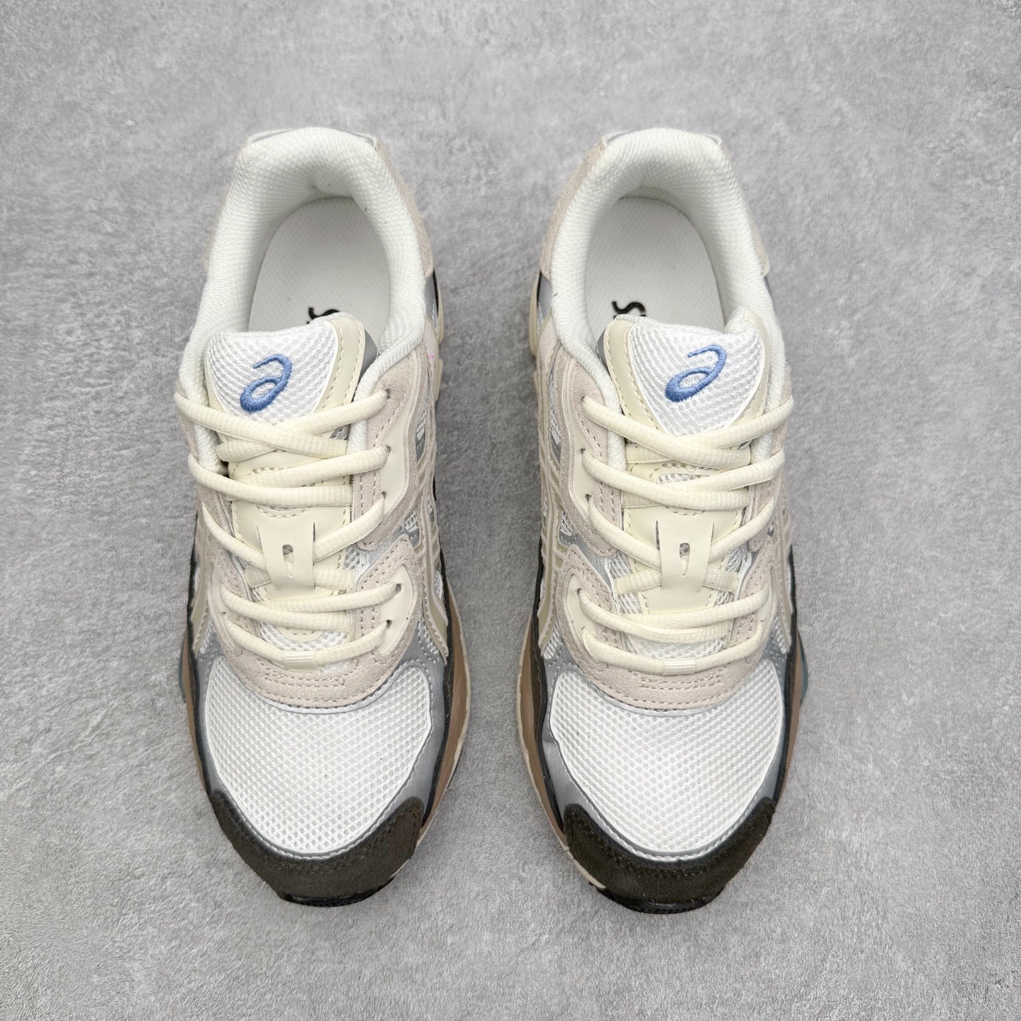 图片[2]-Asics GEL-NYC 亚瑟士防滑耐磨透气低帮运动休闲鞋 GEL-NYC™ 运动鞋的灵感源自传统和现代高性能跑步风格 其鞋面结构参考了 2000 年代初的 GEL-NIMBUS™ 3 鞋 并将其与 MC-PLUS V 设计中的各种装饰融为一体 该工装通过使用 GEL-CUMULUS® 16 鞋的工装系统来对比鞋面的复古风格 通过轻质泡沫和 GEL® 技术嵌入物的结合 这种中底结构有助于创造先进的脚底舒适度 尺码：36 37 37.5 38 39 40.5 41.5 42 42.5 43.5 44 45-选品中心