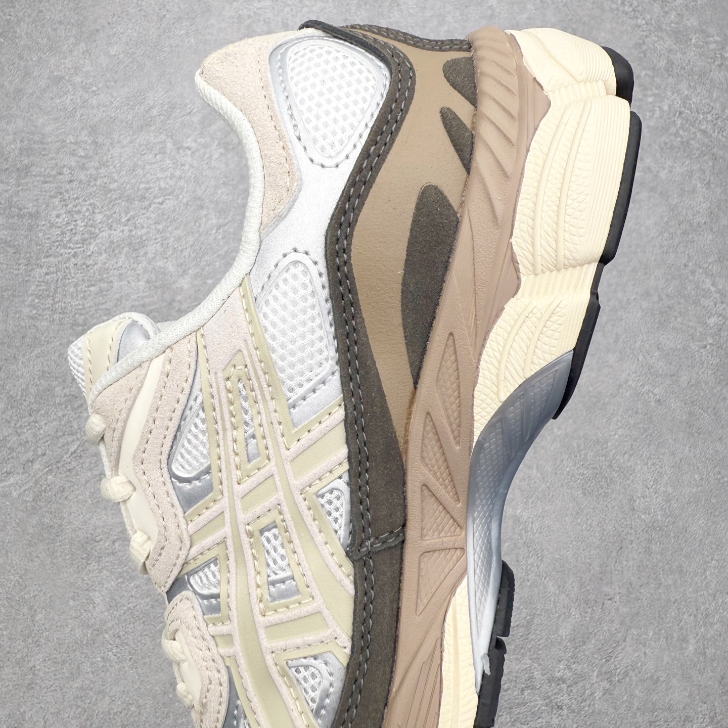 图片[7]-Asics GEL-NYC 亚瑟士防滑耐磨透气低帮运动休闲鞋 GEL-NYC™ 运动鞋的灵感源自传统和现代高性能跑步风格 其鞋面结构参考了 2000 年代初的 GEL-NIMBUS™ 3 鞋 并将其与 MC-PLUS V 设计中的各种装饰融为一体 该工装通过使用 GEL-CUMULUS® 16 鞋的工装系统来对比鞋面的复古风格 通过轻质泡沫和 GEL® 技术嵌入物的结合 这种中底结构有助于创造先进的脚底舒适度 尺码：36 37 37.5 38 39 40.5 41.5 42 42.5 43.5 44 45-选品中心
