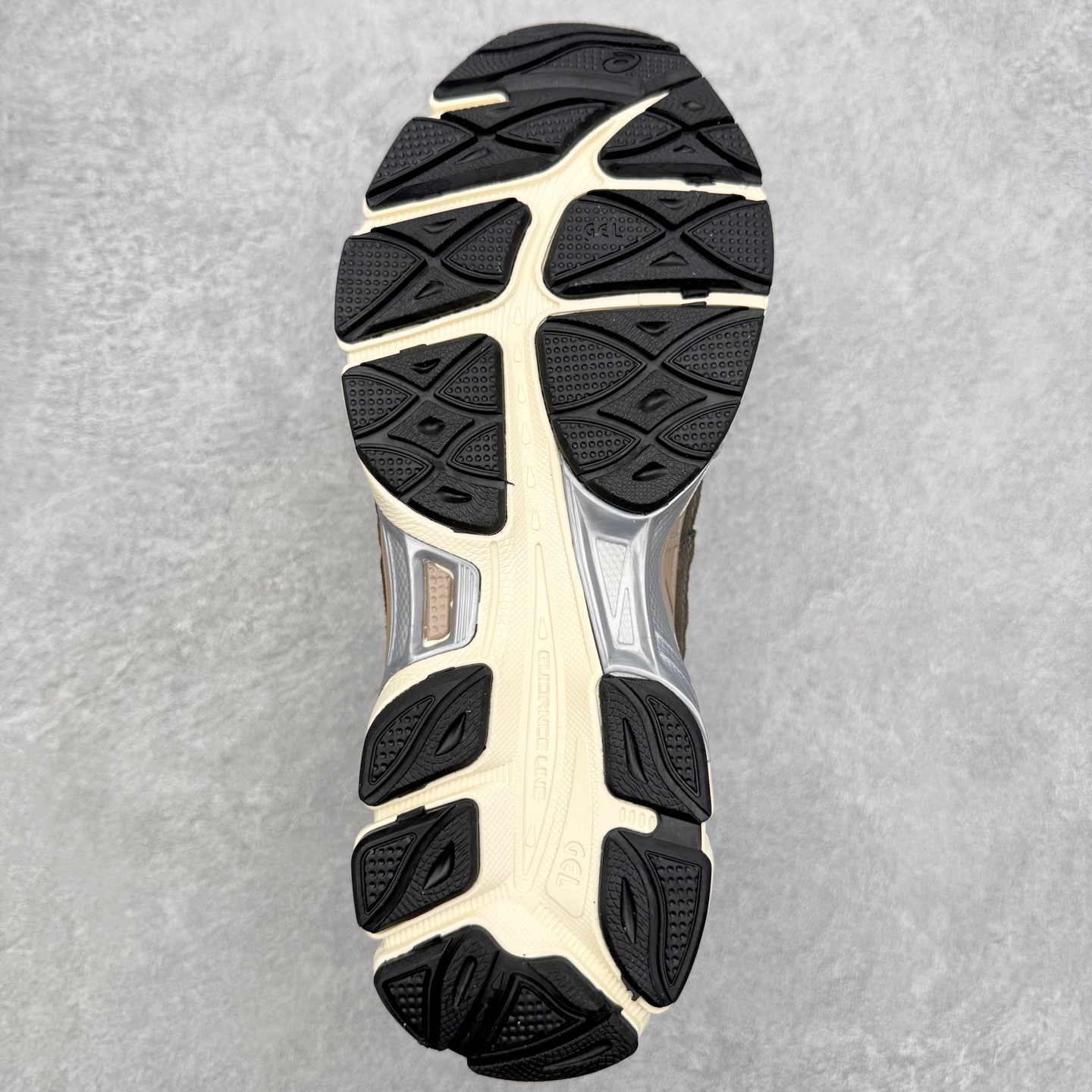 图片[9]-Asics GEL-NYC 亚瑟士防滑耐磨透气低帮运动休闲鞋 GEL-NYC™ 运动鞋的灵感源自传统和现代高性能跑步风格 其鞋面结构参考了 2000 年代初的 GEL-NIMBUS™ 3 鞋 并将其与 MC-PLUS V 设计中的各种装饰融为一体 该工装通过使用 GEL-CUMULUS® 16 鞋的工装系统来对比鞋面的复古风格 通过轻质泡沫和 GEL® 技术嵌入物的结合 这种中底结构有助于创造先进的脚底舒适度 尺码：36 37 37.5 38 39 40.5 41.5 42 42.5 43.5 44 45-选品中心