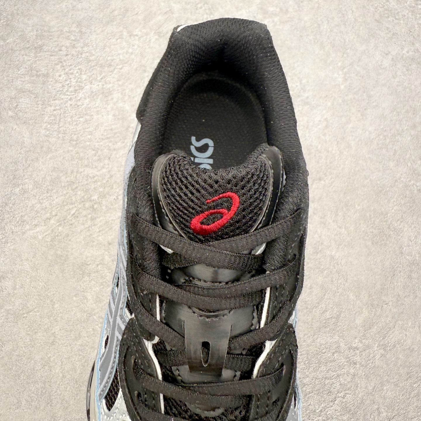 图片[5]-Asics GEL-NYC 亚瑟士防滑耐磨透气低帮运动休闲鞋 GEL-NYC™ 运动鞋的灵感源自传统和现代高性能跑步风格 其鞋面结构参考了 2000 年代初的 GEL-NIMBUS™ 3 鞋 并将其与 MC-PLUS V 设计中的各种装饰融为一体 该工装通过使用 GEL-CUMULUS® 16 鞋的工装系统来对比鞋面的复古风格 通过轻质泡沫和 GEL® 技术嵌入物的结合 这种中底结构有助于创造先进的脚底舒适度 尺码：36 37 37.5 38 39 40.5 41.5 42 42.5 43.5 44 45-选品中心