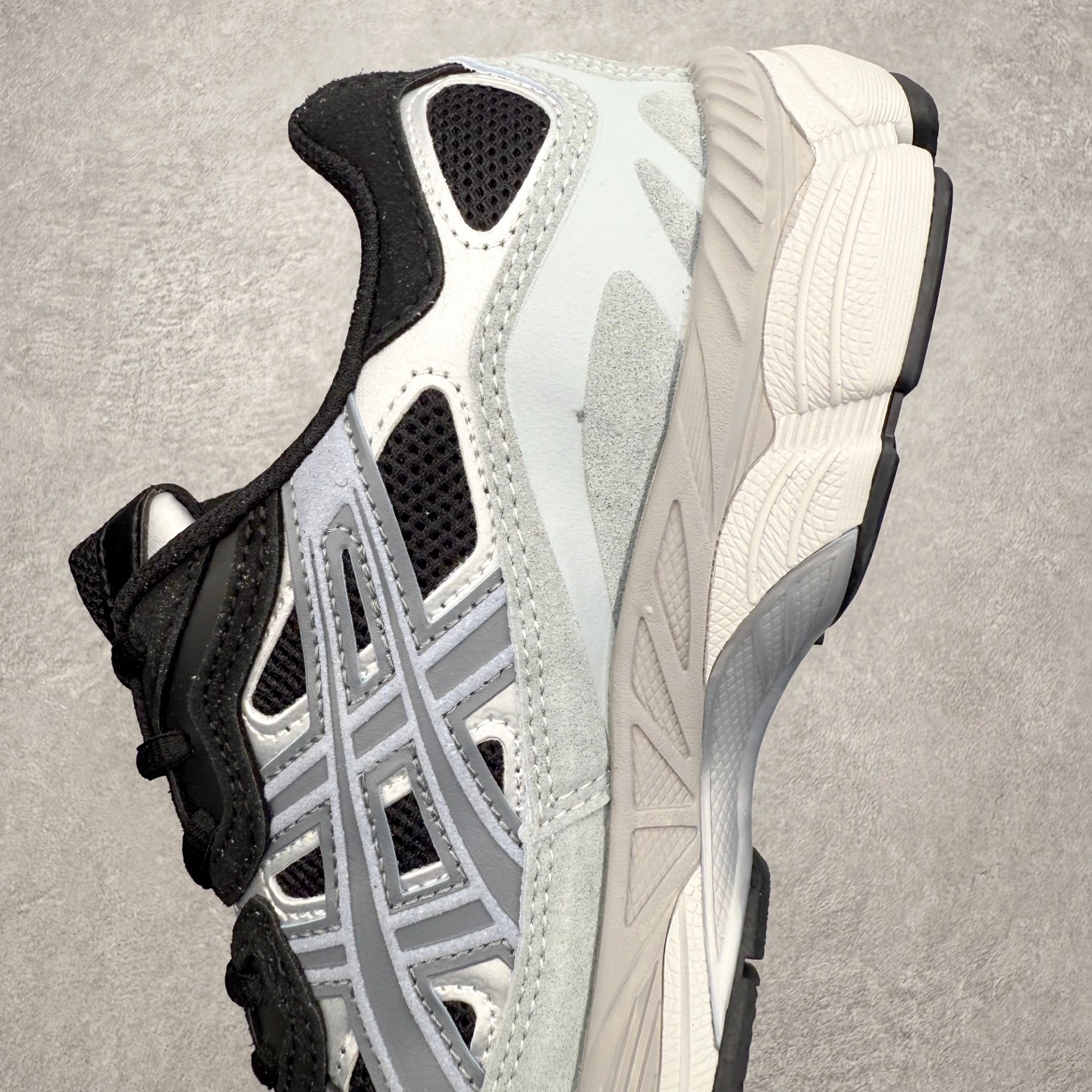 图片[7]-Asics GEL-NYC 亚瑟士防滑耐磨透气低帮运动休闲鞋 GEL-NYC™ 运动鞋的灵感源自传统和现代高性能跑步风格 其鞋面结构参考了 2000 年代初的 GEL-NIMBUS™ 3 鞋 并将其与 MC-PLUS V 设计中的各种装饰融为一体 该工装通过使用 GEL-CUMULUS® 16 鞋的工装系统来对比鞋面的复古风格 通过轻质泡沫和 GEL® 技术嵌入物的结合 这种中底结构有助于创造先进的脚底舒适度 尺码：36 37 37.5 38 39 40.5 41.5 42 42.5 43.5 44 45-选品中心