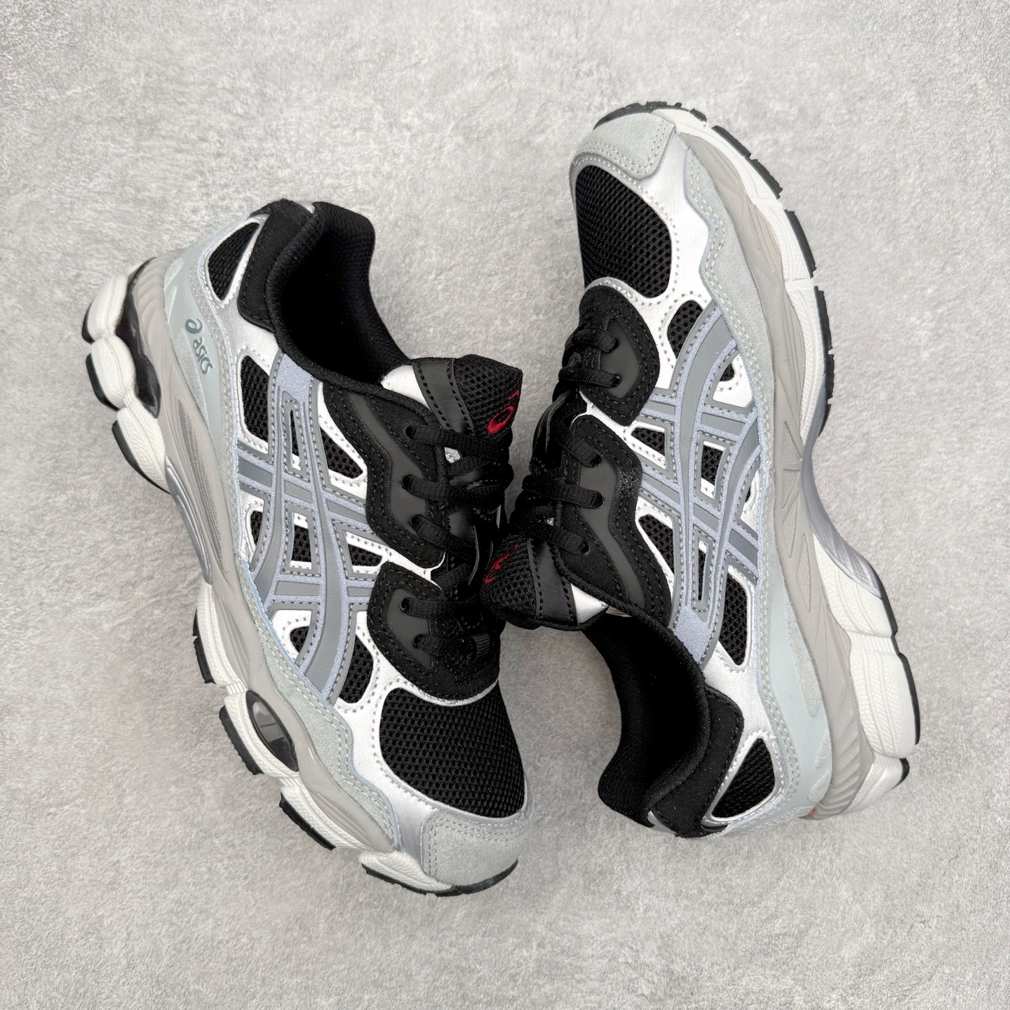 图片[3]-Asics GEL-NYC 亚瑟士防滑耐磨透气低帮运动休闲鞋 GEL-NYC™ 运动鞋的灵感源自传统和现代高性能跑步风格 其鞋面结构参考了 2000 年代初的 GEL-NIMBUS™ 3 鞋 并将其与 MC-PLUS V 设计中的各种装饰融为一体 该工装通过使用 GEL-CUMULUS® 16 鞋的工装系统来对比鞋面的复古风格 通过轻质泡沫和 GEL® 技术嵌入物的结合 这种中底结构有助于创造先进的脚底舒适度 尺码：36 37 37.5 38 39 40.5 41.5 42 42.5 43.5 44 45-选品中心