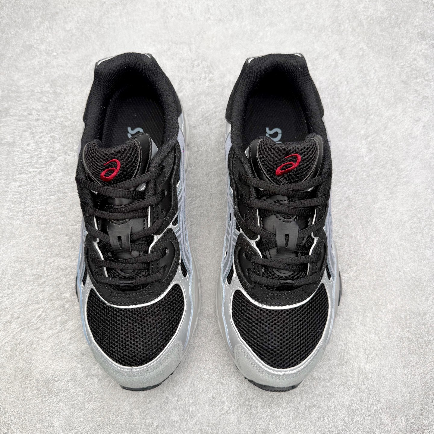 图片[2]-Asics GEL-NYC 亚瑟士防滑耐磨透气低帮运动休闲鞋 GEL-NYC™ 运动鞋的灵感源自传统和现代高性能跑步风格 其鞋面结构参考了 2000 年代初的 GEL-NIMBUS™ 3 鞋 并将其与 MC-PLUS V 设计中的各种装饰融为一体 该工装通过使用 GEL-CUMULUS® 16 鞋的工装系统来对比鞋面的复古风格 通过轻质泡沫和 GEL® 技术嵌入物的结合 这种中底结构有助于创造先进的脚底舒适度 尺码：36 37 37.5 38 39 40.5 41.5 42 42.5 43.5 44 45-选品中心