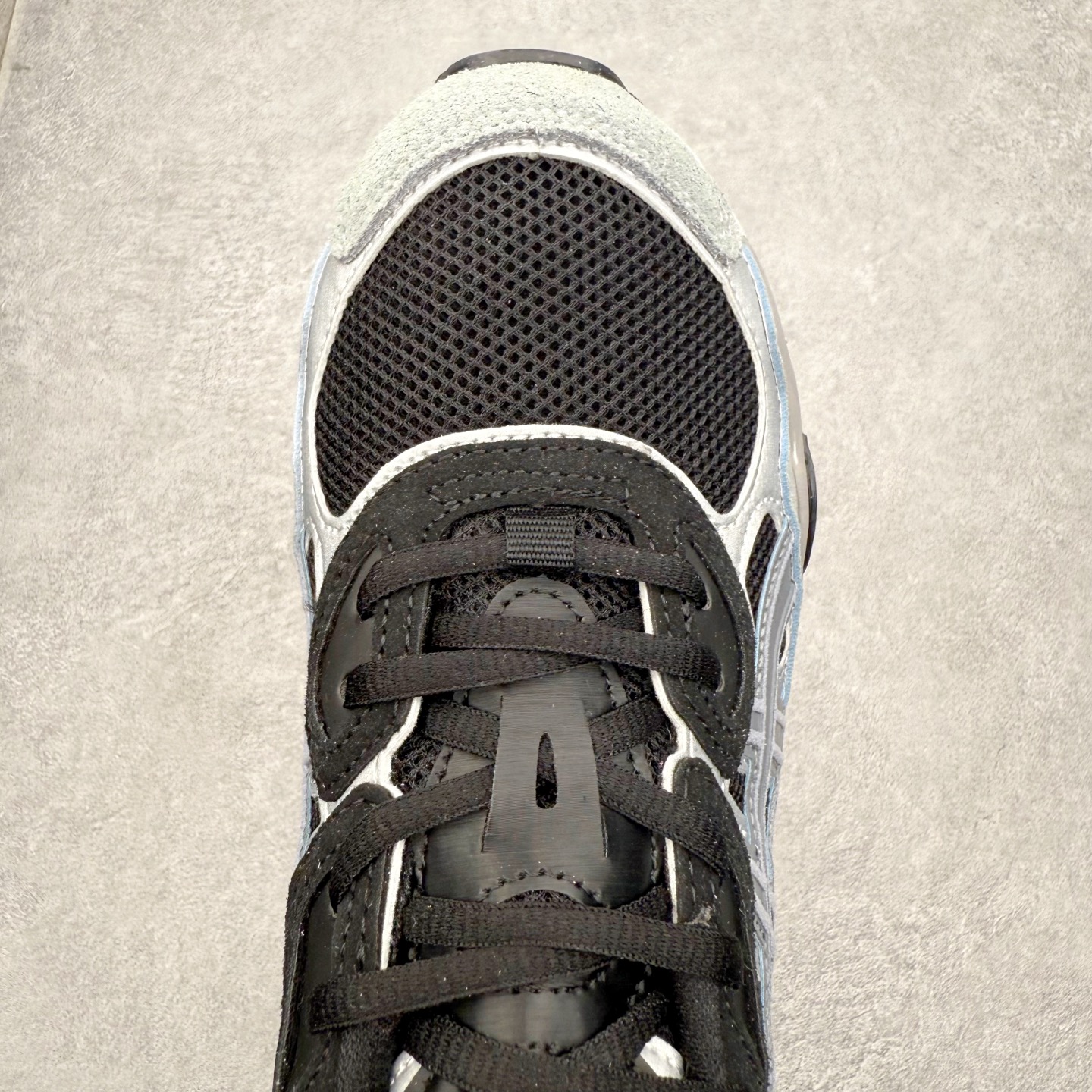 图片[4]-Asics GEL-NYC 亚瑟士防滑耐磨透气低帮运动休闲鞋 GEL-NYC™ 运动鞋的灵感源自传统和现代高性能跑步风格 其鞋面结构参考了 2000 年代初的 GEL-NIMBUS™ 3 鞋 并将其与 MC-PLUS V 设计中的各种装饰融为一体 该工装通过使用 GEL-CUMULUS® 16 鞋的工装系统来对比鞋面的复古风格 通过轻质泡沫和 GEL® 技术嵌入物的结合 这种中底结构有助于创造先进的脚底舒适度 尺码：36 37 37.5 38 39 40.5 41.5 42 42.5 43.5 44 45-选品中心
