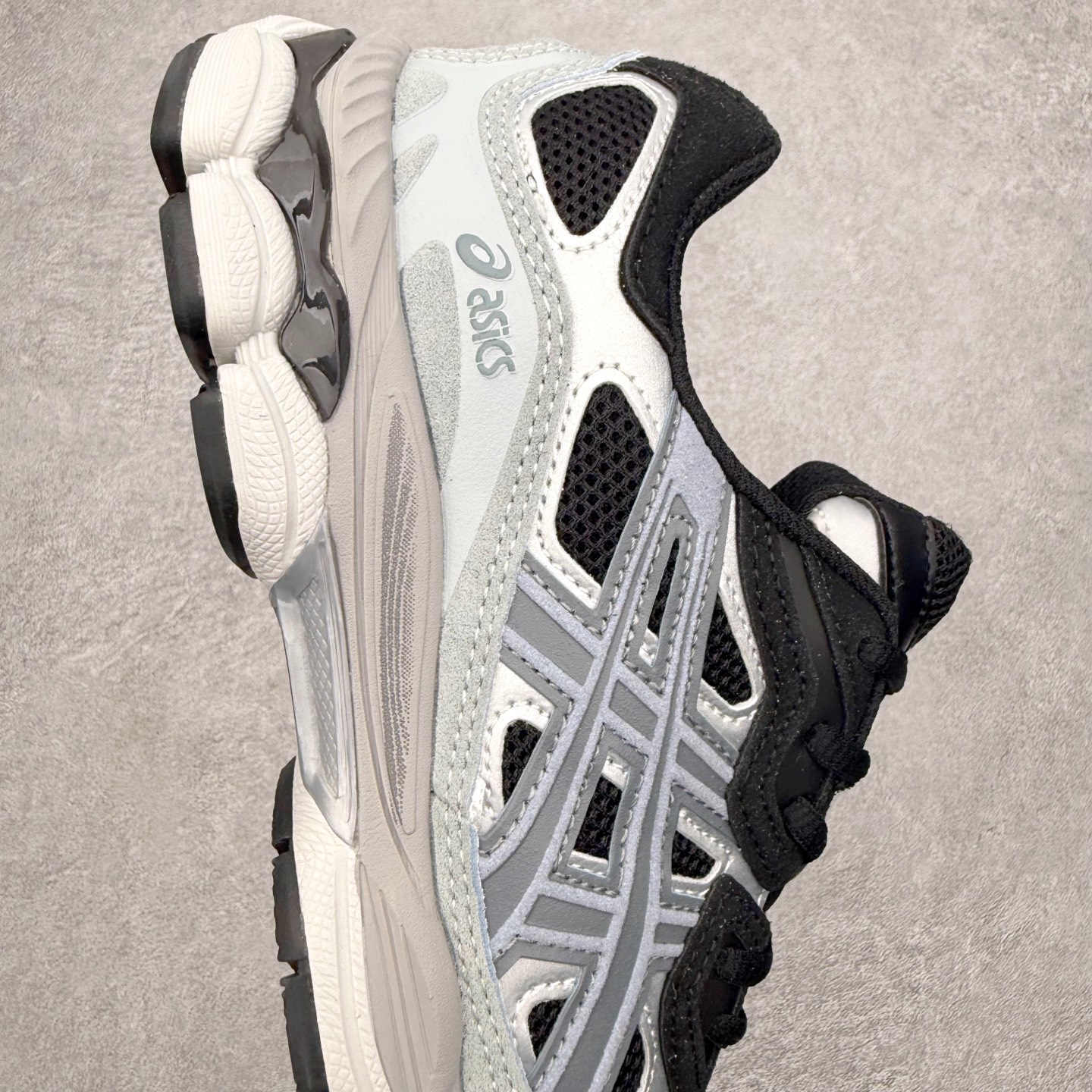 图片[6]-Asics GEL-NYC 亚瑟士防滑耐磨透气低帮运动休闲鞋 GEL-NYC™ 运动鞋的灵感源自传统和现代高性能跑步风格 其鞋面结构参考了 2000 年代初的 GEL-NIMBUS™ 3 鞋 并将其与 MC-PLUS V 设计中的各种装饰融为一体 该工装通过使用 GEL-CUMULUS® 16 鞋的工装系统来对比鞋面的复古风格 通过轻质泡沫和 GEL® 技术嵌入物的结合 这种中底结构有助于创造先进的脚底舒适度 尺码：36 37 37.5 38 39 40.5 41.5 42 42.5 43.5 44 45-选品中心