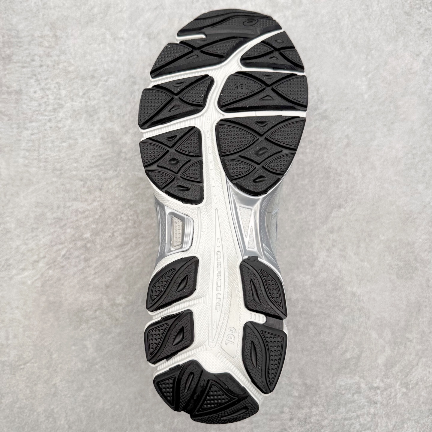 图片[9]-Asics GEL-NYC 亚瑟士防滑耐磨透气低帮运动休闲鞋 GEL-NYC™ 运动鞋的灵感源自传统和现代高性能跑步风格 其鞋面结构参考了 2000 年代初的 GEL-NIMBUS™ 3 鞋 并将其与 MC-PLUS V 设计中的各种装饰融为一体 该工装通过使用 GEL-CUMULUS® 16 鞋的工装系统来对比鞋面的复古风格 通过轻质泡沫和 GEL® 技术嵌入物的结合 这种中底结构有助于创造先进的脚底舒适度 尺码：36 37 37.5 38 39 40.5 41.5 42 42.5 43.5 44 45-选品中心