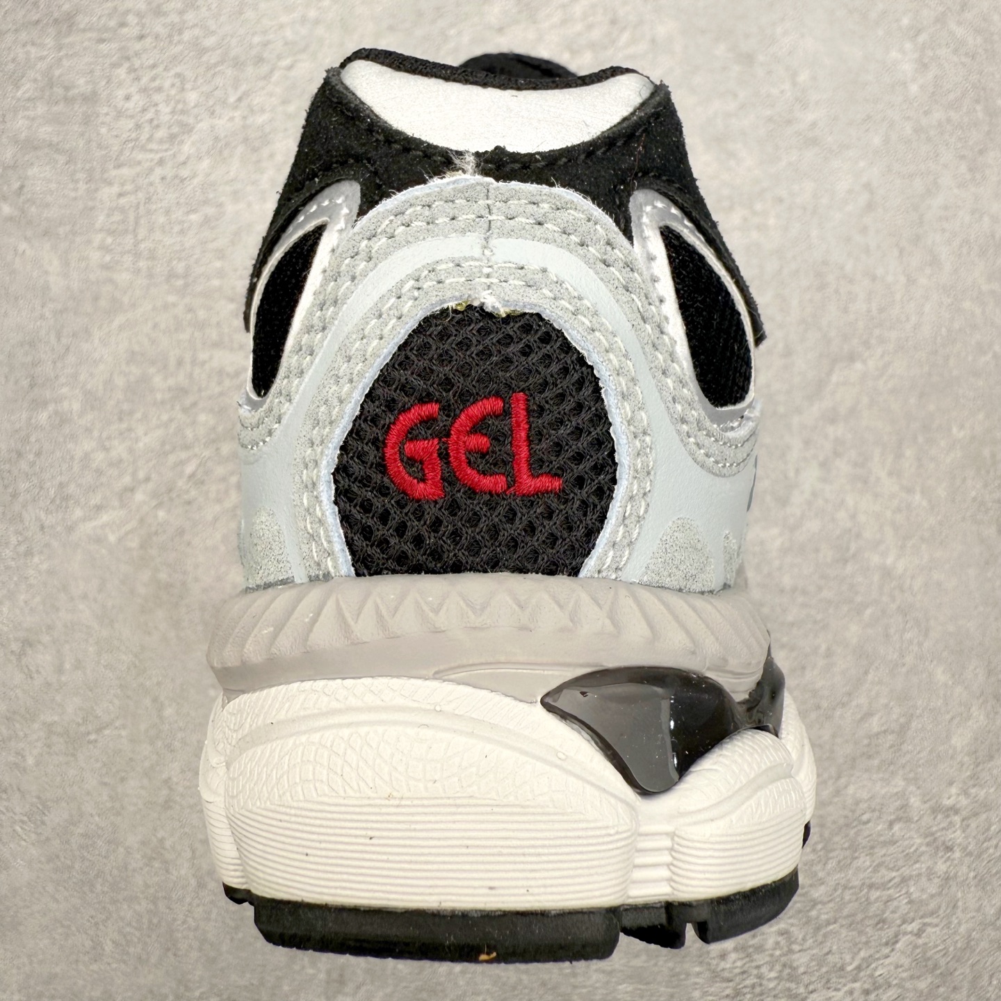 图片[8]-Asics GEL-NYC 亚瑟士防滑耐磨透气低帮运动休闲鞋 GEL-NYC™ 运动鞋的灵感源自传统和现代高性能跑步风格 其鞋面结构参考了 2000 年代初的 GEL-NIMBUS™ 3 鞋 并将其与 MC-PLUS V 设计中的各种装饰融为一体 该工装通过使用 GEL-CUMULUS® 16 鞋的工装系统来对比鞋面的复古风格 通过轻质泡沫和 GEL® 技术嵌入物的结合 这种中底结构有助于创造先进的脚底舒适度 尺码：36 37 37.5 38 39 40.5 41.5 42 42.5 43.5 44 45-选品中心