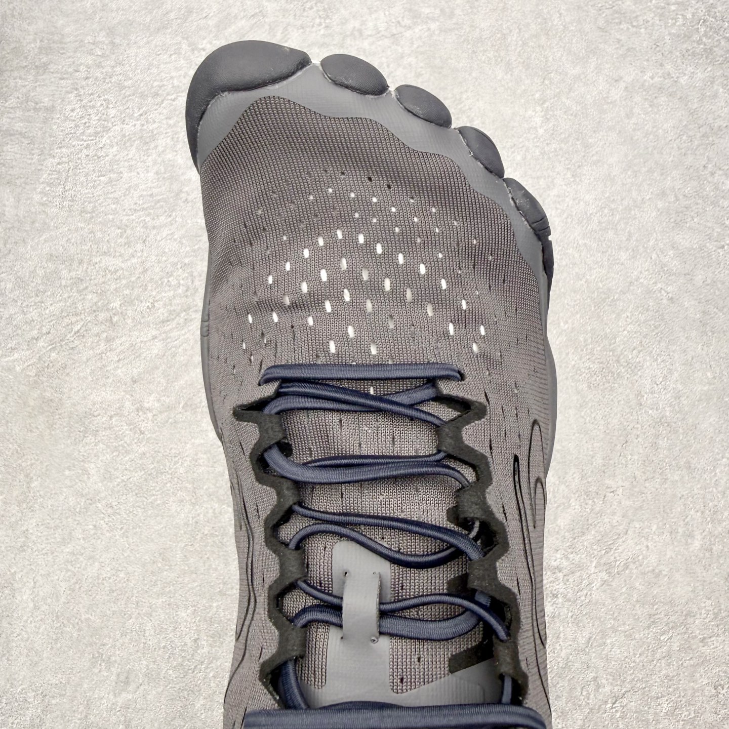 图片[4]-＃VG零售版 Balenciaga Anatomic Runner 巴黎世家五趾结构设计套穿低帮生活休闲鞋 简约大方的造型设计，给人以随性休闲的时尚格调，穿着舒适轻便，运动灵活自如，满足日常个性穿搭。Balenciaga是由被誉为代表二十世纪的伟大天才设计师 CristobalBalenciaga 创立的，在品牌创立的大半个世纪以来，巴黎世家一直以时尚、典雅闻名于时装界，它的主题产品有女士和男士提包、机车包、鞋子和时装，在15年王大仁卸任品牌设计师后，品牌的风格发生了翻天覆地的变化，凭借着人气超高的街头风T恤、老爹鞋等迅速霸屏各大时装周和时尚圈。尺码：35 36 37 38 39 40 41 42 43 44 45 46-选品中心