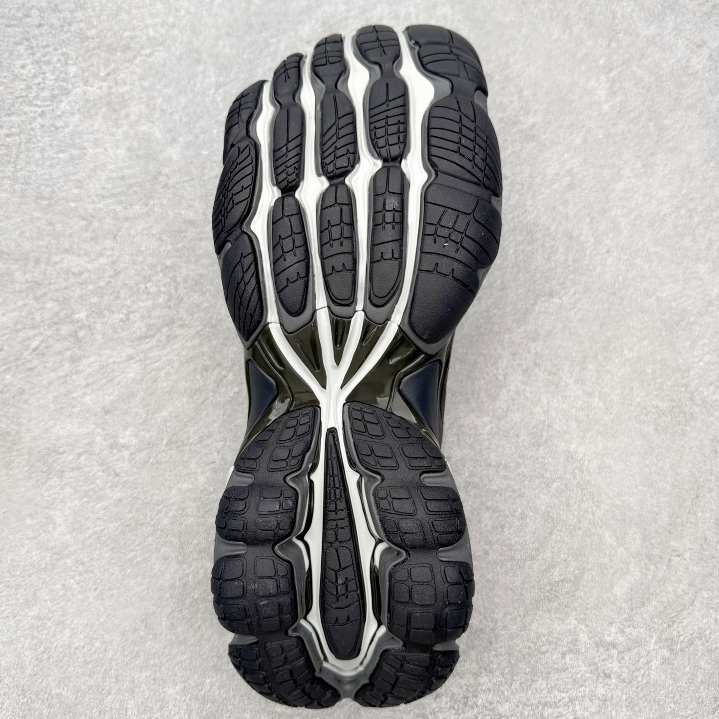 图片[9]-＃VG零售版 Balenciaga Anatomic Runner 巴黎世家五趾结构设计套穿低帮生活休闲鞋 简约大方的造型设计，给人以随性休闲的时尚格调，穿着舒适轻便，运动灵活自如，满足日常个性穿搭。Balenciaga是由被誉为代表二十世纪的伟大天才设计师 CristobalBalenciaga 创立的，在品牌创立的大半个世纪以来，巴黎世家一直以时尚、典雅闻名于时装界，它的主题产品有女士和男士提包、机车包、鞋子和时装，在15年王大仁卸任品牌设计师后，品牌的风格发生了翻天覆地的变化，凭借着人气超高的街头风T恤、老爹鞋等迅速霸屏各大时装周和时尚圈。尺码：35 36 37 38 39 40 41 42 43 44 45 46-选品中心