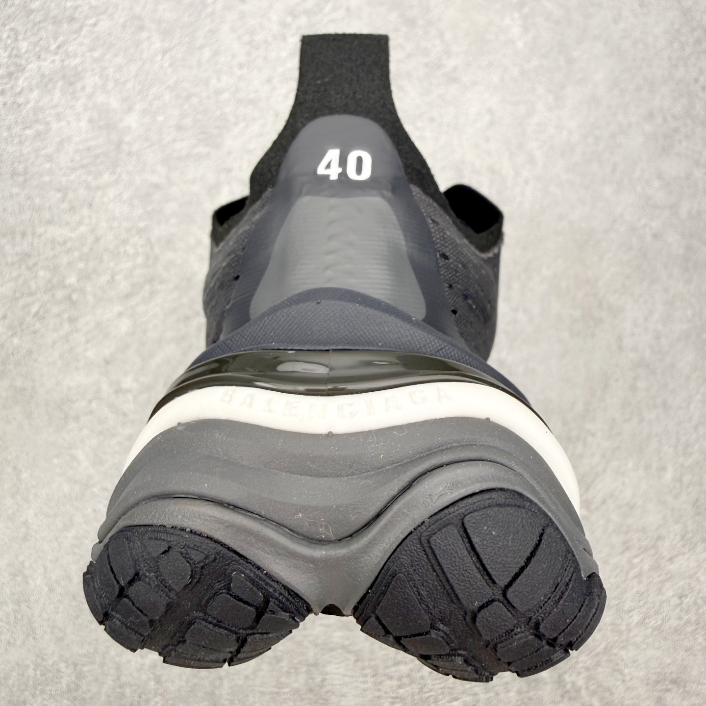 图片[8]-＃VG零售版 Balenciaga Anatomic Runner 巴黎世家五趾结构设计套穿低帮生活休闲鞋 简约大方的造型设计，给人以随性休闲的时尚格调，穿着舒适轻便，运动灵活自如，满足日常个性穿搭。Balenciaga是由被誉为代表二十世纪的伟大天才设计师 CristobalBalenciaga 创立的，在品牌创立的大半个世纪以来，巴黎世家一直以时尚、典雅闻名于时装界，它的主题产品有女士和男士提包、机车包、鞋子和时装，在15年王大仁卸任品牌设计师后，品牌的风格发生了翻天覆地的变化，凭借着人气超高的街头风T恤、老爹鞋等迅速霸屏各大时装周和时尚圈。尺码：35 36 37 38 39 40 41 42 43 44 45 46-选品中心
