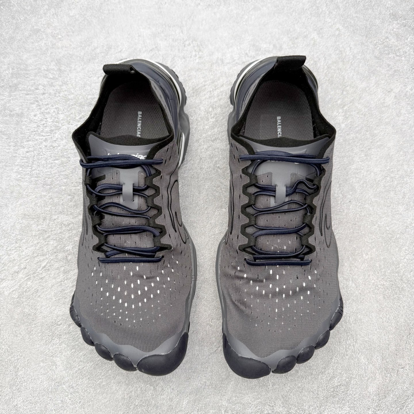 图片[2]-＃VG零售版 Balenciaga Anatomic Runner 巴黎世家五趾结构设计套穿低帮生活休闲鞋 简约大方的造型设计，给人以随性休闲的时尚格调，穿着舒适轻便，运动灵活自如，满足日常个性穿搭。Balenciaga是由被誉为代表二十世纪的伟大天才设计师 CristobalBalenciaga 创立的，在品牌创立的大半个世纪以来，巴黎世家一直以时尚、典雅闻名于时装界，它的主题产品有女士和男士提包、机车包、鞋子和时装，在15年王大仁卸任品牌设计师后，品牌的风格发生了翻天覆地的变化，凭借着人气超高的街头风T恤、老爹鞋等迅速霸屏各大时装周和时尚圈。尺码：35 36 37 38 39 40 41 42 43 44 45 46-选品中心