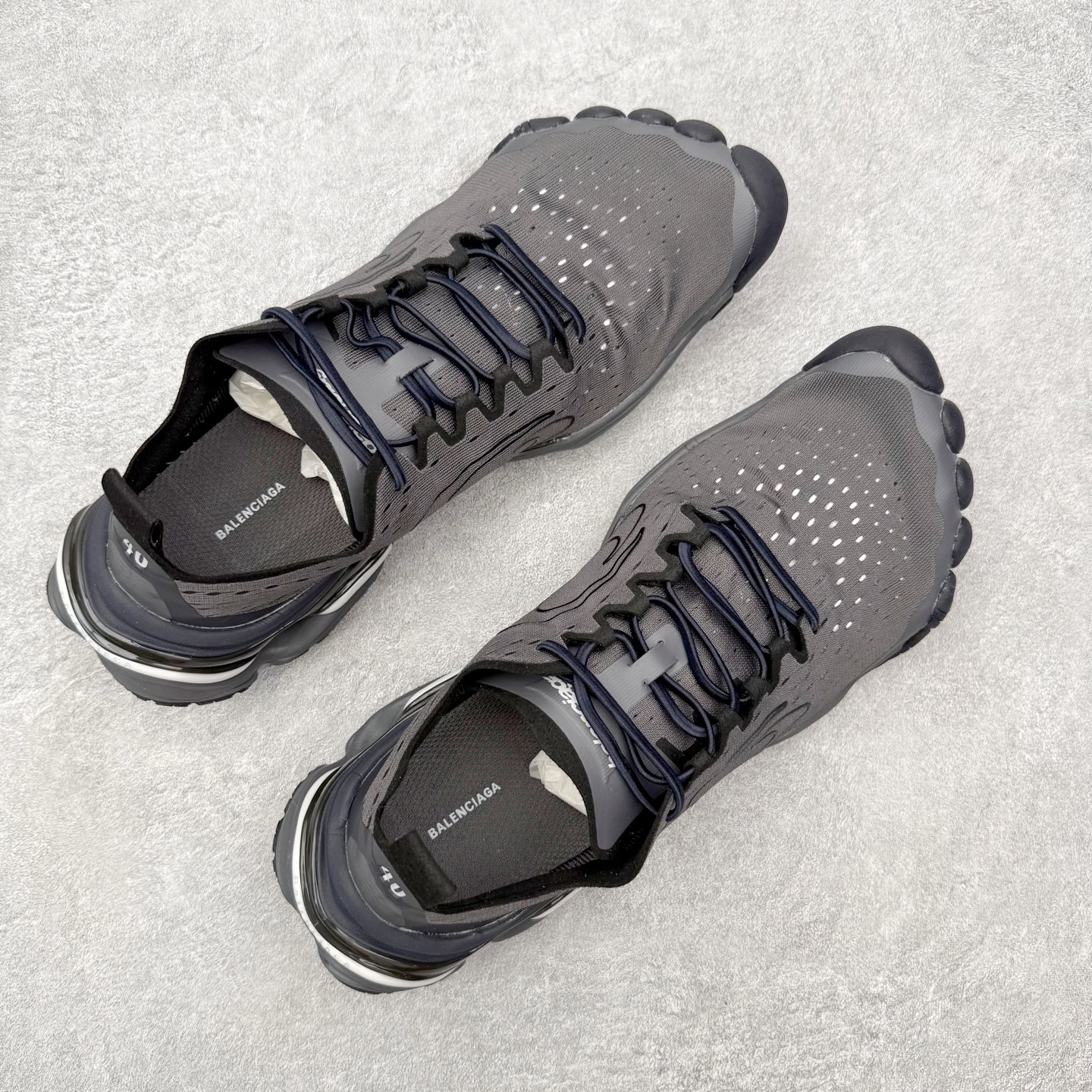图片[3]-＃VG零售版 Balenciaga Anatomic Runner 巴黎世家五趾结构设计套穿低帮生活休闲鞋 简约大方的造型设计，给人以随性休闲的时尚格调，穿着舒适轻便，运动灵活自如，满足日常个性穿搭。Balenciaga是由被誉为代表二十世纪的伟大天才设计师 CristobalBalenciaga 创立的，在品牌创立的大半个世纪以来，巴黎世家一直以时尚、典雅闻名于时装界，它的主题产品有女士和男士提包、机车包、鞋子和时装，在15年王大仁卸任品牌设计师后，品牌的风格发生了翻天覆地的变化，凭借着人气超高的街头风T恤、老爹鞋等迅速霸屏各大时装周和时尚圈。尺码：35 36 37 38 39 40 41 42 43 44 45 46-选品中心