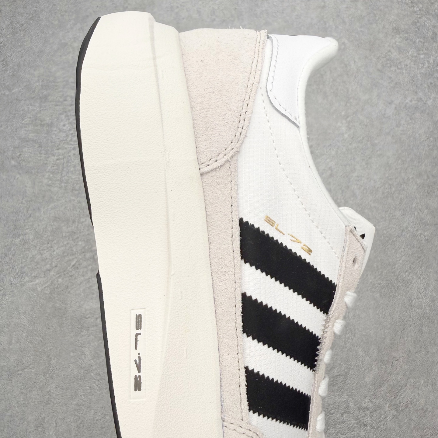 图片[6]-AD Adizero EVO SL 72 马拉松竞速专业跑鞋 CELERMESH针织网面非常轻薄 纤维间的缝隙很大 可以保证跑步时的透气、排汗效果 鞋舌直接与两侧的内衬和鞋底连接在一起 在跑步过程中不会被鞋舌的左右移动所困扰 在标准鞋带孔的基础上再拓宽一组鞋带孔 适合不同脚型的需求 突破性 EnergyRods 技术，有助于跑者实现更好的成绩 中底独特的LIGHTSTRIKE PRO泡棉材质 微弹感觉在跑步过程中给予了良好的支撑体验 对于顶级精英和高水平进阶跑者来说 ADIOS PRO是一双值得信赖的竞速比赛用鞋 尺码：36 36.5 37.5 38 38.5 39 40 40.5 41 42 42.5 43 44 44.5 45-选品中心