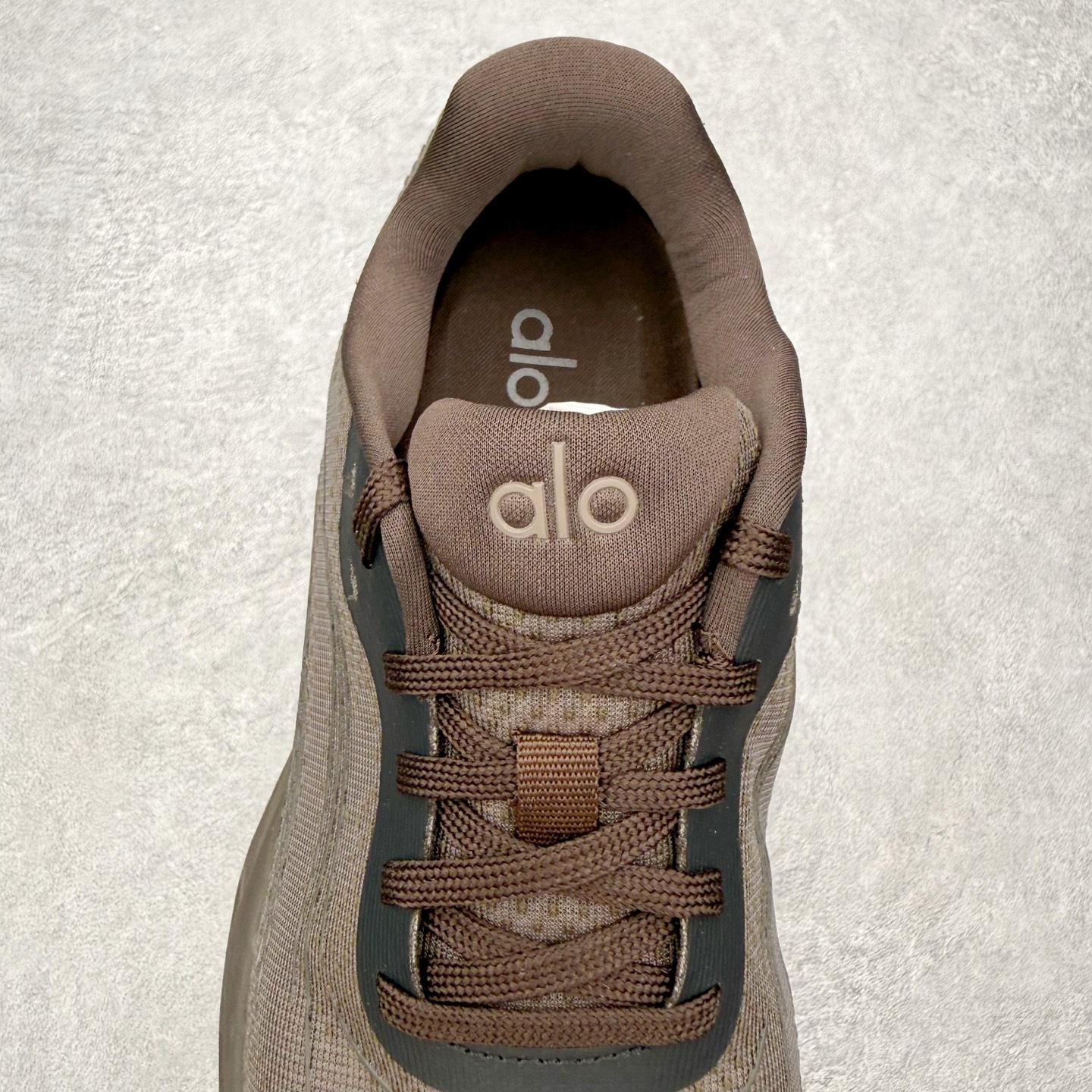 图片[5]-Alo yoga Alo Runner 舒适百搭防滑耐磨低帮跑步鞋 Alo Yoga于2007年创立于洛杉矶，意在传播有意识的运动，同时激发人们的健康意识与创造力。品牌的核心理念在于制作能够带来完美体验的瑜伽服饰与功能性单品，让有意识的运动触入并改变生活。Alo Yoga将其设计延伸到日常服饰概念，坚持不懈地捕捉当代时尚潮流，将品牌的运动美学理念、精致前卫的设计与舒适功能面料完美结合。与此同时，Alo Yoga的设计受到了时尚界人士与名人们的追捧，Talor Swift、Kendall Jenner等街拍照片中都曾出现品牌不同单品的身影。尺码：36 36.5 37.5 38 38.5 39 40 40.5 41 42 42.5 43 44 44.5 45-选品中心