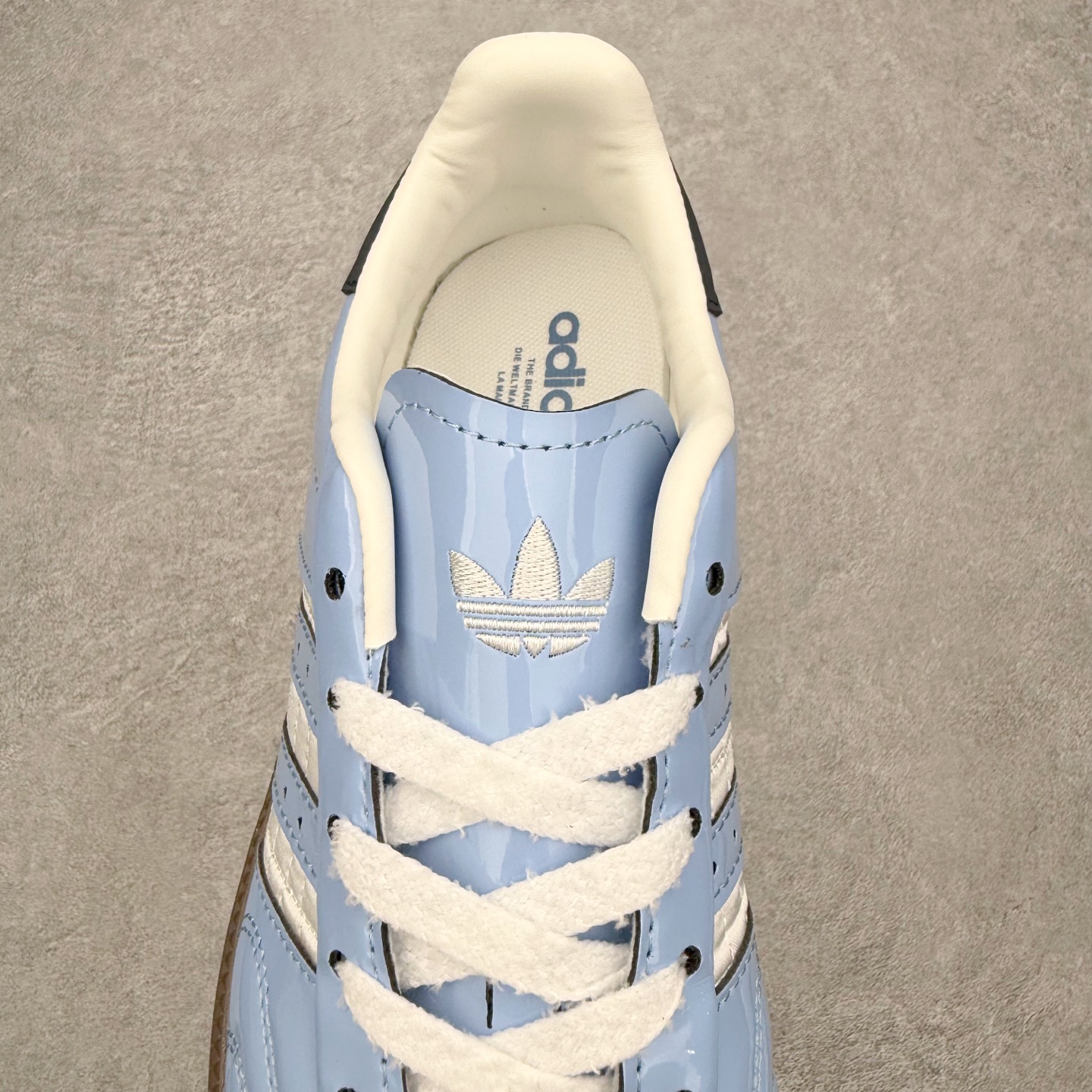 图片[5]-AD Original Samba OG 复古经典轻便板鞋 KJ7302 口碑大厂出品 品控大底版型不断改良更新 全套原纸板楦头开发 确保原汁原味 完美呈现桑巴版型 一比一鞋头弧度高度鞋身弧度 此版本只针对中端市场 皮料材质有所更替 其他数据细节工艺流程均保持一致 绝不口嗨 细节品控鞋型随意对比 正确烫金高频细节 原装纳米超迁皮料 独家私模橡胶大底 原盒原配 这款桑巴鞋展示了高质量的工艺 带有装饰的超锁缝制和无缝的手感 柔软、柔软的皮革造型和标志性的3条纹完成了精致的外观 正规合身鞋带 鞋面上有绒面鞋垫 橡胶鞋底 享受正畸套筒软感 自50年代首次亮相以来就一直在赢得粉丝的青睐 尺码：35.5 36 36.5 37.5 38 38.5 39 40 40.5 41 42 42.5 43 44 44.5 45-选品中心