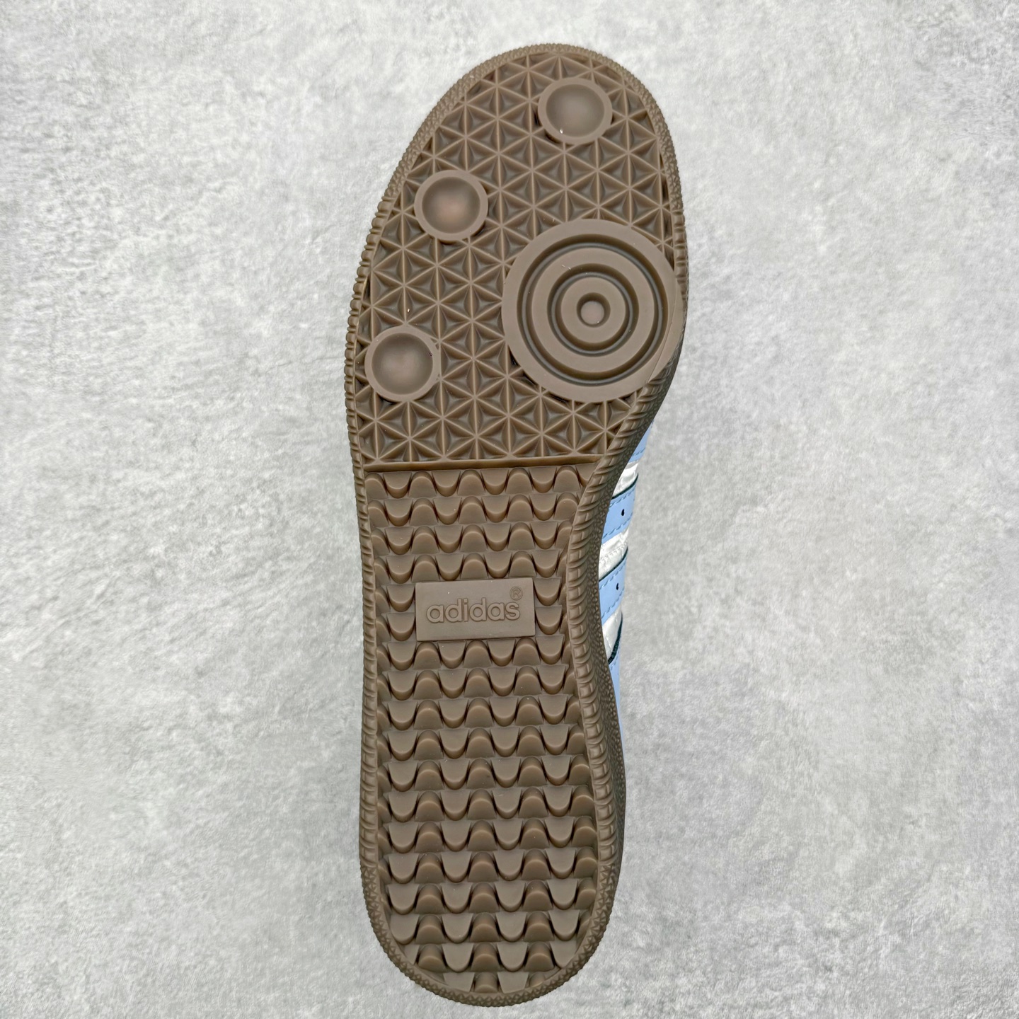 图片[9]-AD Original Samba OG 复古经典轻便板鞋 KJ7302 口碑大厂出品 品控大底版型不断改良更新 全套原纸板楦头开发 确保原汁原味 完美呈现桑巴版型 一比一鞋头弧度高度鞋身弧度 此版本只针对中端市场 皮料材质有所更替 其他数据细节工艺流程均保持一致 绝不口嗨 细节品控鞋型随意对比 正确烫金高频细节 原装纳米超迁皮料 独家私模橡胶大底 原盒原配 这款桑巴鞋展示了高质量的工艺 带有装饰的超锁缝制和无缝的手感 柔软、柔软的皮革造型和标志性的3条纹完成了精致的外观 正规合身鞋带 鞋面上有绒面鞋垫 橡胶鞋底 享受正畸套筒软感 自50年代首次亮相以来就一直在赢得粉丝的青睐 尺码：35.5 36 36.5 37.5 38 38.5 39 40 40.5 41 42 42.5 43 44 44.5 45-选品中心