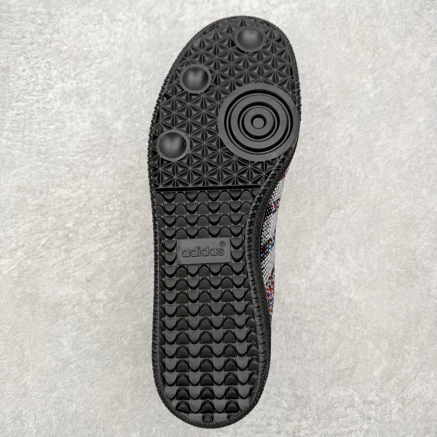 图片[9]-AD Original Samba OG 复古经典轻便板鞋 KJ2510 口碑大厂出品 品控大底版型不断改良更新 全套原纸板楦头开发 确保原汁原味 完美呈现桑巴版型 一比一鞋头弧度高度鞋身弧度 此版本只针对中端市场 皮料材质有所更替 其他数据细节工艺流程均保持一致 绝不口嗨 细节品控鞋型随意对比 正确烫金高频细节 原装纳米超迁皮料 独家私模橡胶大底 原盒原配 这款桑巴鞋展示了高质量的工艺 带有装饰的超锁缝制和无缝的手感 柔软、柔软的皮革造型和标志性的3条纹完成了精致的外观 正规合身鞋带 鞋面上有绒面鞋垫 橡胶鞋底 享受正畸套筒软感 自50年代首次亮相以来就一直在赢得粉丝的青睐 尺码：35.5 36 36.5 37.5 38 38.5 39 40 40.5 41 42 42.5 43 44 44.5 45-选品中心