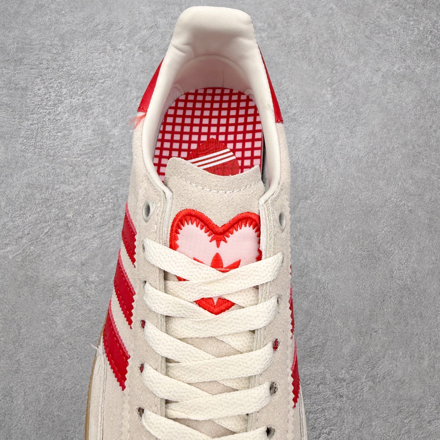 图片[5]-AD Originals Handball SPZL 手球运动员系列百搭休闲运动板鞋 KH9044 这款来自阿迪达斯的这款HANDBALL SPZL前身是一双手球运动鞋，这一次拿来复刻，所以鞋面的主要色彩选用了黑色， 鞋面外侧除了Spezial字母之外还有三叶草标志。Handball SPZL作为复古手球训练鞋与作为室内足球鞋的Samba有着异曲同工之处，但是质感更为出众的鞋身以及丰富的配色选择比起Samba来讲可以说是更胜一筹了！尺码：36 36⅔ 37⅓ 38 38⅔ 39⅓ 40 40⅔ 41⅓ 42 42⅔ 43⅓ 44 45-选品中心