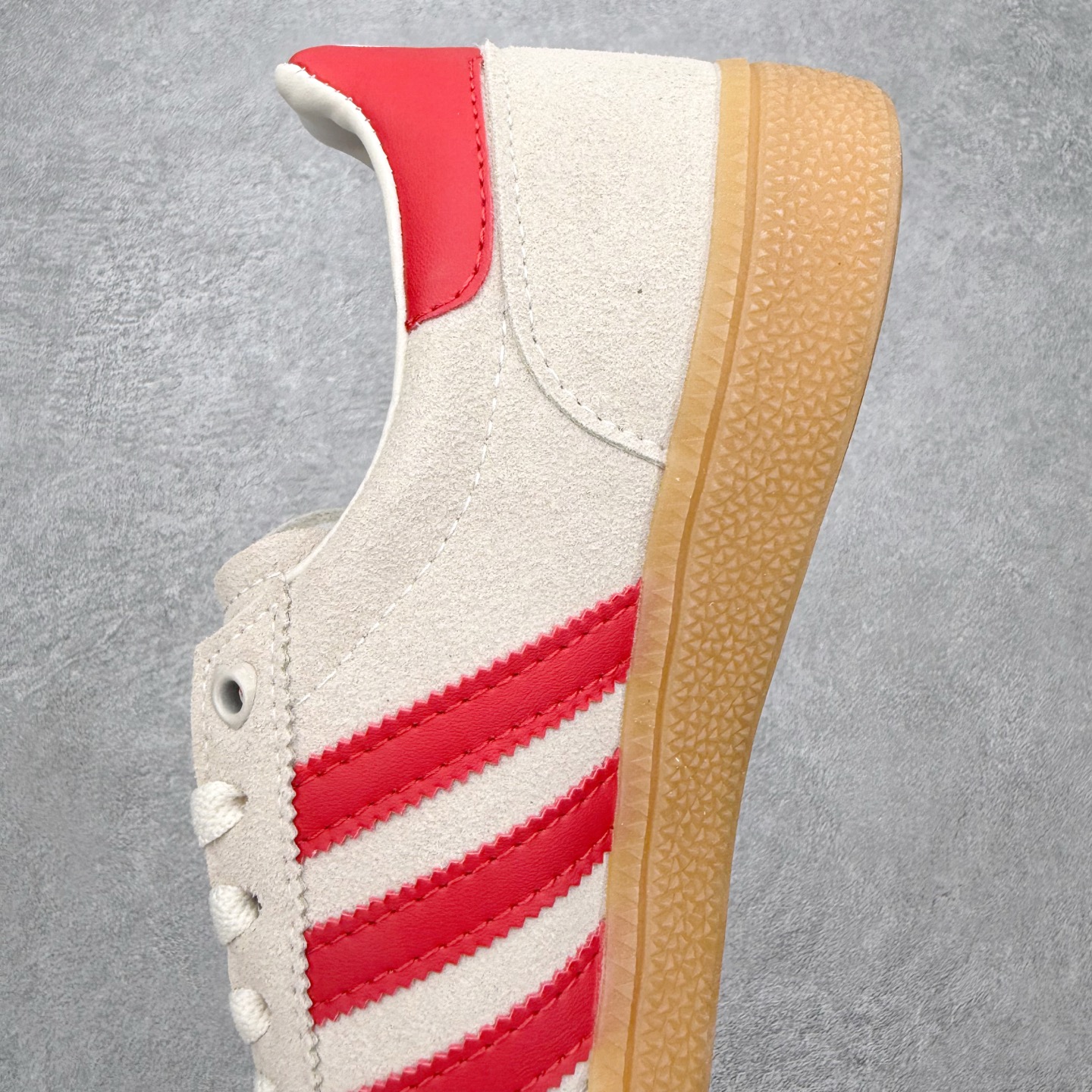 图片[7]-AD Originals Handball SPZL 手球运动员系列百搭休闲运动板鞋 KH9044 这款来自阿迪达斯的这款HANDBALL SPZL前身是一双手球运动鞋，这一次拿来复刻，所以鞋面的主要色彩选用了黑色， 鞋面外侧除了Spezial字母之外还有三叶草标志。Handball SPZL作为复古手球训练鞋与作为室内足球鞋的Samba有着异曲同工之处，但是质感更为出众的鞋身以及丰富的配色选择比起Samba来讲可以说是更胜一筹了！尺码：36 36⅔ 37⅓ 38 38⅔ 39⅓ 40 40⅔ 41⅓ 42 42⅔ 43⅓ 44 45-选品中心