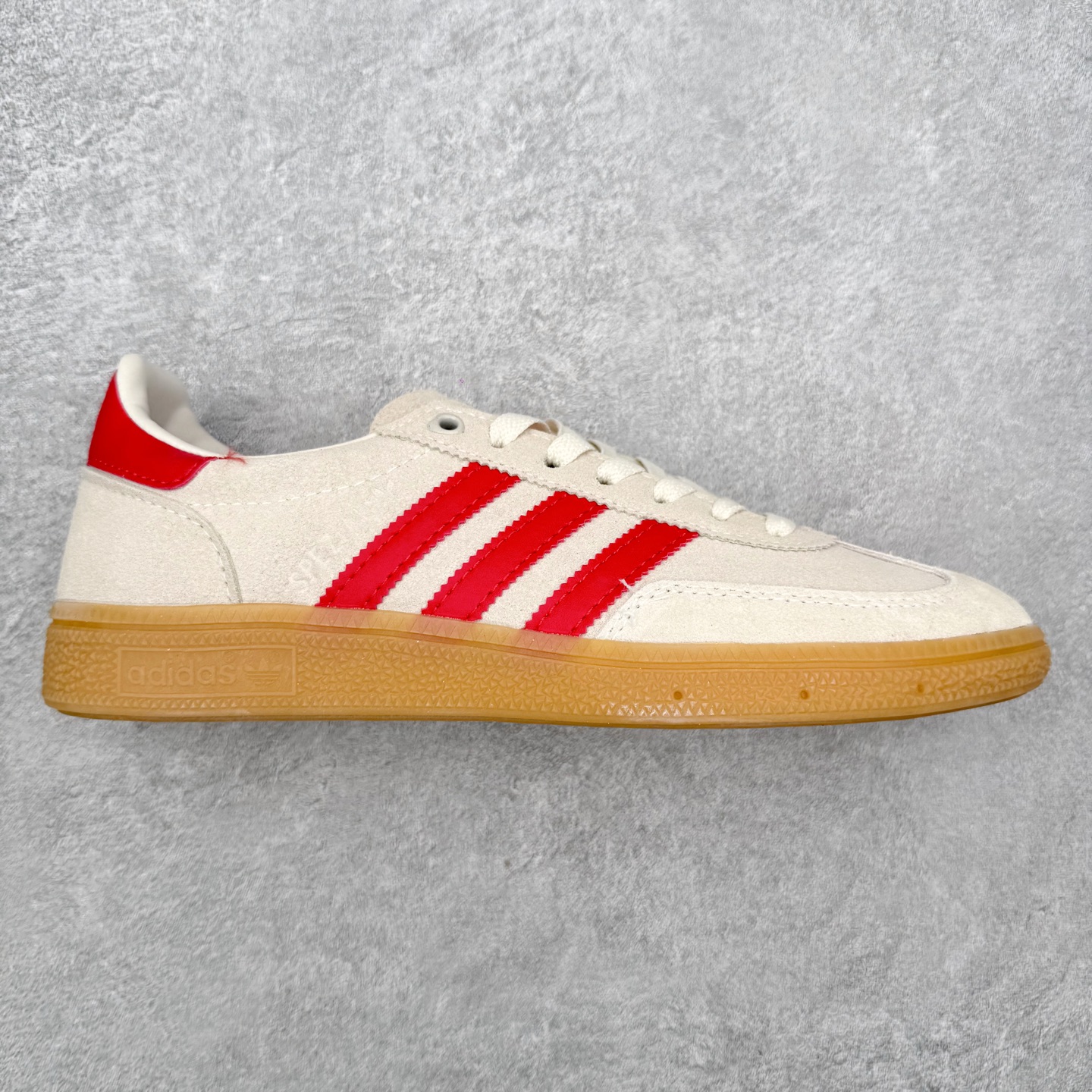 AD Originals Handball SPZL 手球运动员系列百搭休闲运动板鞋 KH9044 这款来自阿迪达斯的这款HANDBALL SPZL前身是一双手球运动鞋，这一次拿来复刻，所以鞋面的主要色彩选用了黑色， 鞋面外侧除了Spezial字母之外还有三叶草标志。Handball SPZL作为复古手球训练鞋与作为室内足球鞋的Samba有着异曲同工之处，但是质感更为出众的鞋身以及丰富的配色选择比起Samba来讲可以说是更胜一筹了！尺码：36 36⅔ 37⅓ 38 38⅔ 39⅓ 40 40⅔ 41⅓ 42 42⅔ 43⅓ 44 45-选品中心