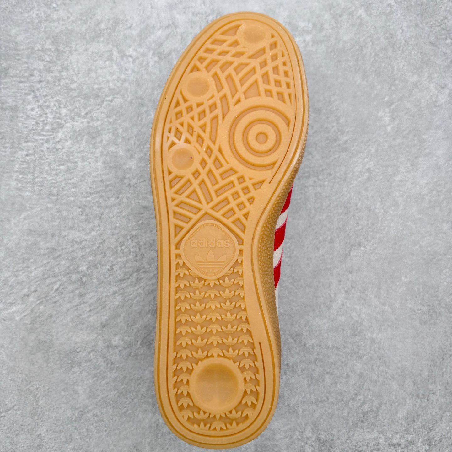 图片[9]-AD Originals Handball SPZL 手球运动员系列百搭休闲运动板鞋 KH9044 这款来自阿迪达斯的这款HANDBALL SPZL前身是一双手球运动鞋，这一次拿来复刻，所以鞋面的主要色彩选用了黑色， 鞋面外侧除了Spezial字母之外还有三叶草标志。Handball SPZL作为复古手球训练鞋与作为室内足球鞋的Samba有着异曲同工之处，但是质感更为出众的鞋身以及丰富的配色选择比起Samba来讲可以说是更胜一筹了！尺码：36 36⅔ 37⅓ 38 38⅔ 39⅓ 40 40⅔ 41⅓ 42 42⅔ 43⅓ 44 45-选品中心