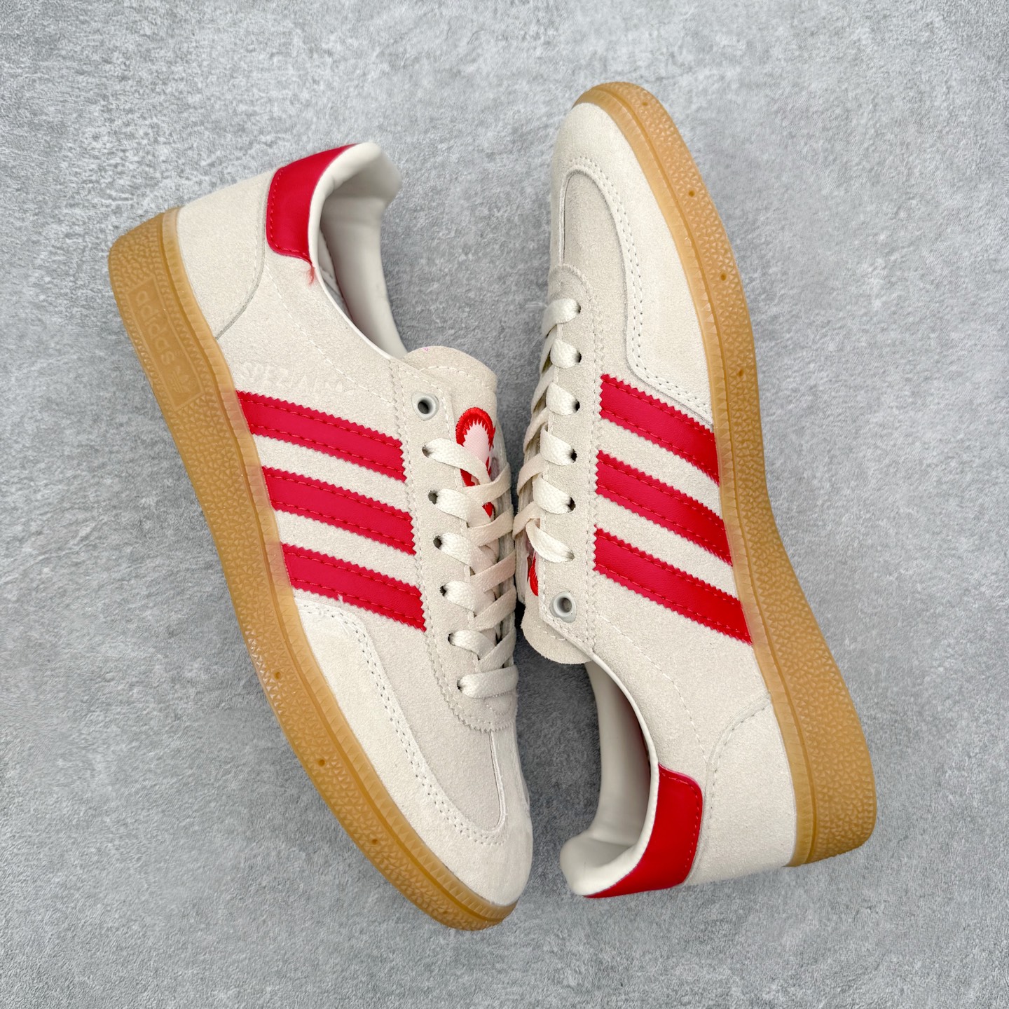 图片[3]-AD Originals Handball SPZL 手球运动员系列百搭休闲运动板鞋 KH9044 这款来自阿迪达斯的这款HANDBALL SPZL前身是一双手球运动鞋，这一次拿来复刻，所以鞋面的主要色彩选用了黑色， 鞋面外侧除了Spezial字母之外还有三叶草标志。Handball SPZL作为复古手球训练鞋与作为室内足球鞋的Samba有着异曲同工之处，但是质感更为出众的鞋身以及丰富的配色选择比起Samba来讲可以说是更胜一筹了！尺码：36 36⅔ 37⅓ 38 38⅔ 39⅓ 40 40⅔ 41⅓ 42 42⅔ 43⅓ 44 45-选品中心
