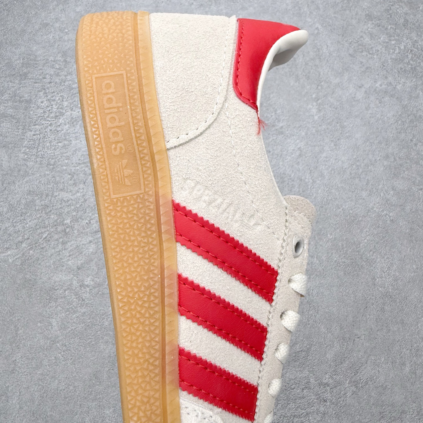 图片[6]-AD Originals Handball SPZL 手球运动员系列百搭休闲运动板鞋 KH9044 这款来自阿迪达斯的这款HANDBALL SPZL前身是一双手球运动鞋，这一次拿来复刻，所以鞋面的主要色彩选用了黑色， 鞋面外侧除了Spezial字母之外还有三叶草标志。Handball SPZL作为复古手球训练鞋与作为室内足球鞋的Samba有着异曲同工之处，但是质感更为出众的鞋身以及丰富的配色选择比起Samba来讲可以说是更胜一筹了！尺码：36 36⅔ 37⅓ 38 38⅔ 39⅓ 40 40⅔ 41⅓ 42 42⅔ 43⅓ 44 45-选品中心