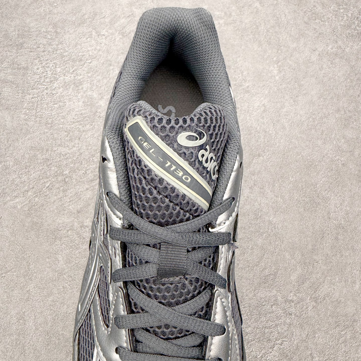 图片[5]-Asics Gel-1130 亚瑟士系列低帮复古休闲运动慢跑鞋 整双鞋在鞋面部分选用网眼布与皮革相互连接，在鞋面银色金属质感的线条中，ASICS 品牌标志性的虎爪 Logo 出现在鞋身侧面，既展现出复古美感，又加深了整双鞋的层次感。搭载着 Ortholite 鞋垫，之后再辅以 GEL 缓震胶中底和耐磨大底，在提升上脚舒适性的同时，在缓震脚感以及耐磨抓地力方面也能满足日常运动需求。尺码：36 37 37.5 38 39.5 40 40.5 41.5 42 42.5 43.5 44 45-选品中心
