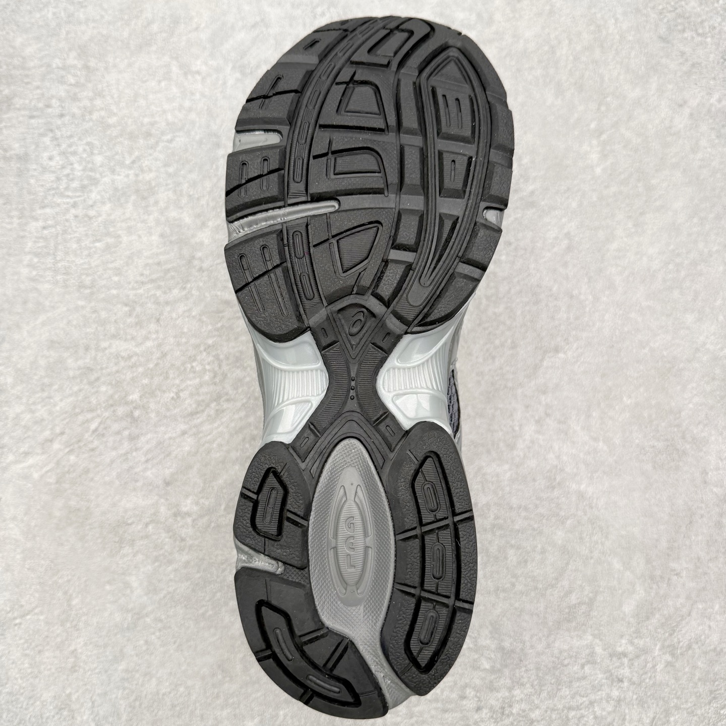 图片[9]-Asics Gel-1130 亚瑟士系列低帮复古休闲运动慢跑鞋 整双鞋在鞋面部分选用网眼布与皮革相互连接，在鞋面银色金属质感的线条中，ASICS 品牌标志性的虎爪 Logo 出现在鞋身侧面，既展现出复古美感，又加深了整双鞋的层次感。搭载着 Ortholite 鞋垫，之后再辅以 GEL 缓震胶中底和耐磨大底，在提升上脚舒适性的同时，在缓震脚感以及耐磨抓地力方面也能满足日常运动需求。尺码：36 37 37.5 38 39.5 40 40.5 41.5 42 42.5 43.5 44 45-选品中心