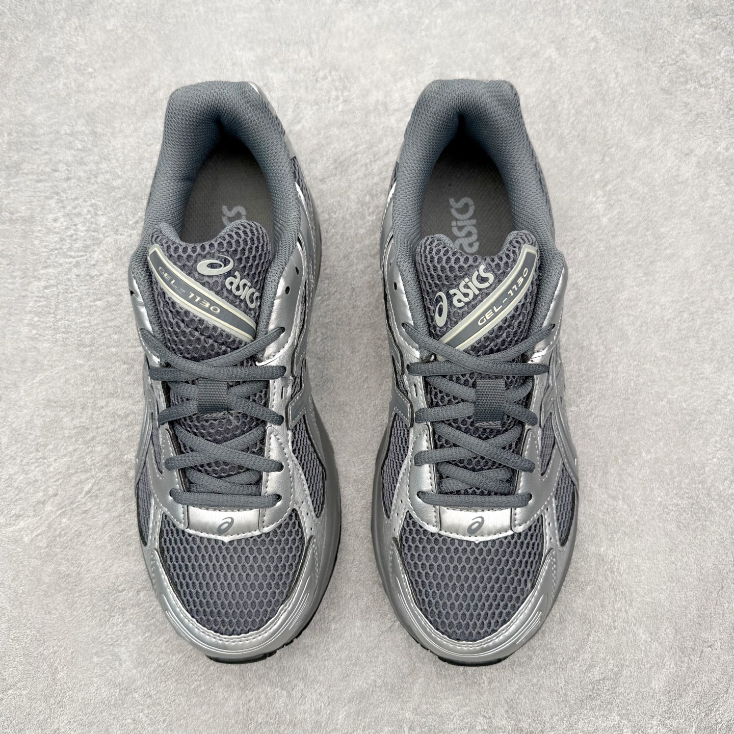图片[2]-Asics Gel-1130 亚瑟士系列低帮复古休闲运动慢跑鞋 整双鞋在鞋面部分选用网眼布与皮革相互连接，在鞋面银色金属质感的线条中，ASICS 品牌标志性的虎爪 Logo 出现在鞋身侧面，既展现出复古美感，又加深了整双鞋的层次感。搭载着 Ortholite 鞋垫，之后再辅以 GEL 缓震胶中底和耐磨大底，在提升上脚舒适性的同时，在缓震脚感以及耐磨抓地力方面也能满足日常运动需求。尺码：36 37 37.5 38 39.5 40 40.5 41.5 42 42.5 43.5 44 45-选品中心