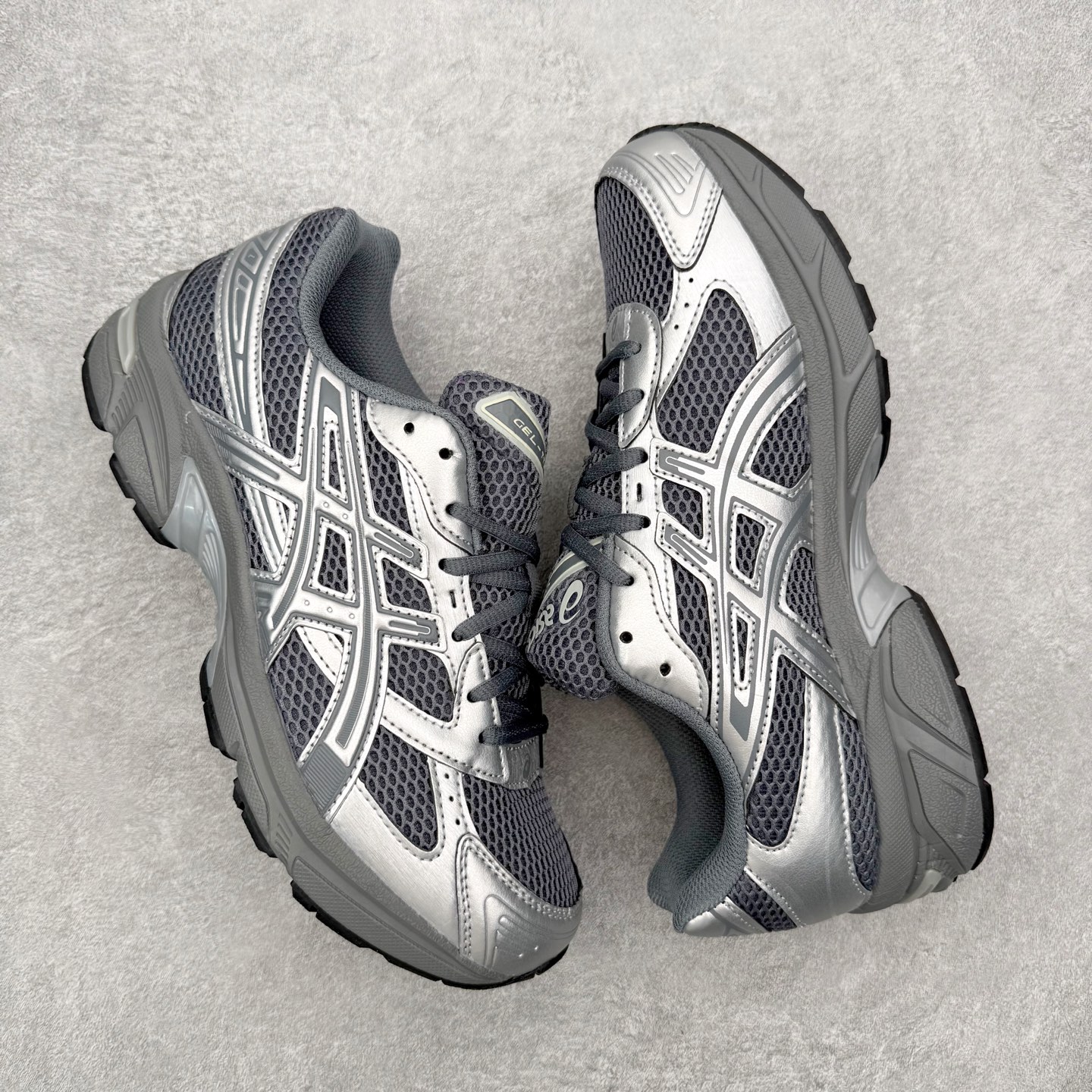 图片[3]-Asics Gel-1130 亚瑟士系列低帮复古休闲运动慢跑鞋 整双鞋在鞋面部分选用网眼布与皮革相互连接，在鞋面银色金属质感的线条中，ASICS 品牌标志性的虎爪 Logo 出现在鞋身侧面，既展现出复古美感，又加深了整双鞋的层次感。搭载着 Ortholite 鞋垫，之后再辅以 GEL 缓震胶中底和耐磨大底，在提升上脚舒适性的同时，在缓震脚感以及耐磨抓地力方面也能满足日常运动需求。尺码：36 37 37.5 38 39.5 40 40.5 41.5 42 42.5 43.5 44 45-选品中心