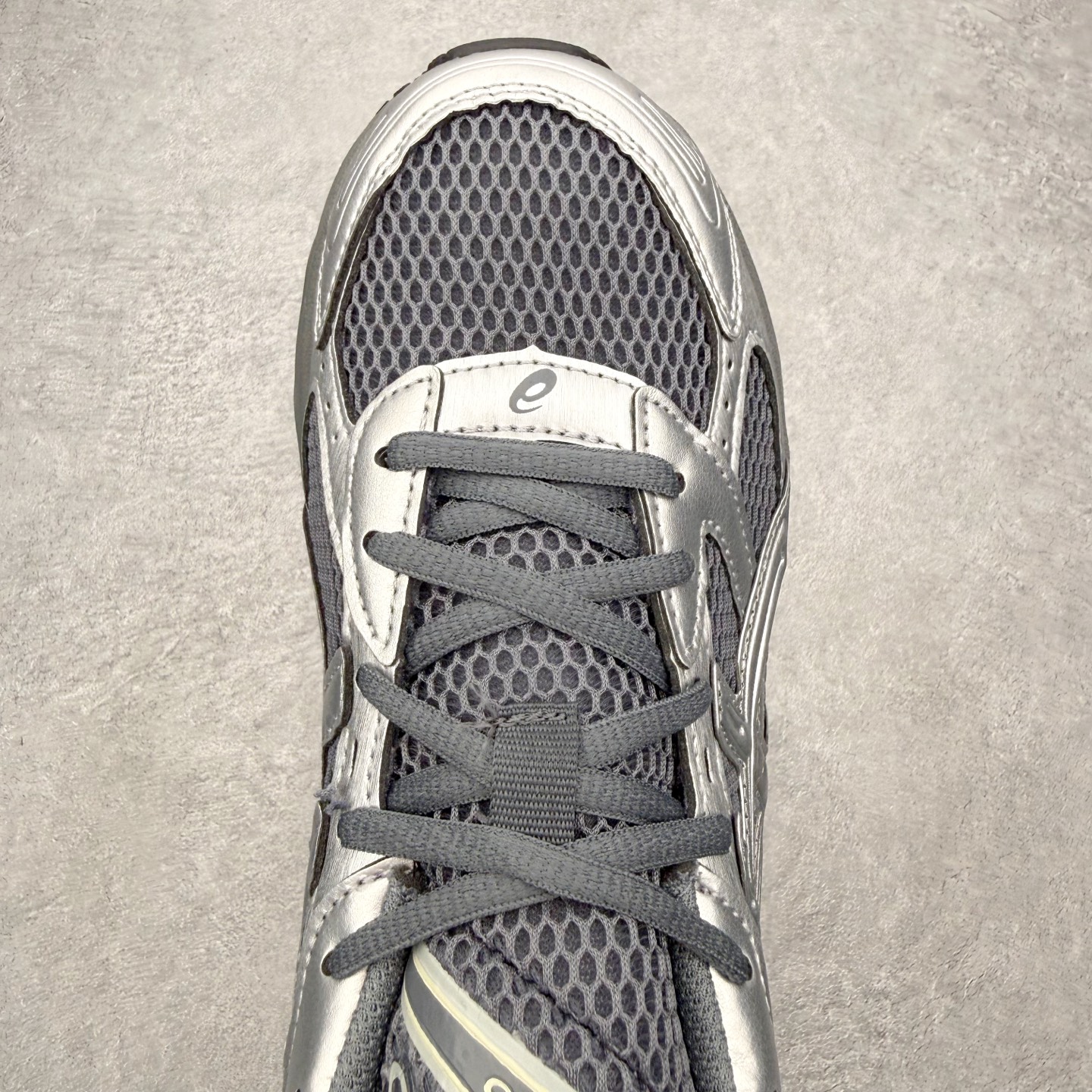 图片[4]-Asics Gel-1130 亚瑟士系列低帮复古休闲运动慢跑鞋 整双鞋在鞋面部分选用网眼布与皮革相互连接，在鞋面银色金属质感的线条中，ASICS 品牌标志性的虎爪 Logo 出现在鞋身侧面，既展现出复古美感，又加深了整双鞋的层次感。搭载着 Ortholite 鞋垫，之后再辅以 GEL 缓震胶中底和耐磨大底，在提升上脚舒适性的同时，在缓震脚感以及耐磨抓地力方面也能满足日常运动需求。尺码：36 37 37.5 38 39.5 40 40.5 41.5 42 42.5 43.5 44 45-选品中心