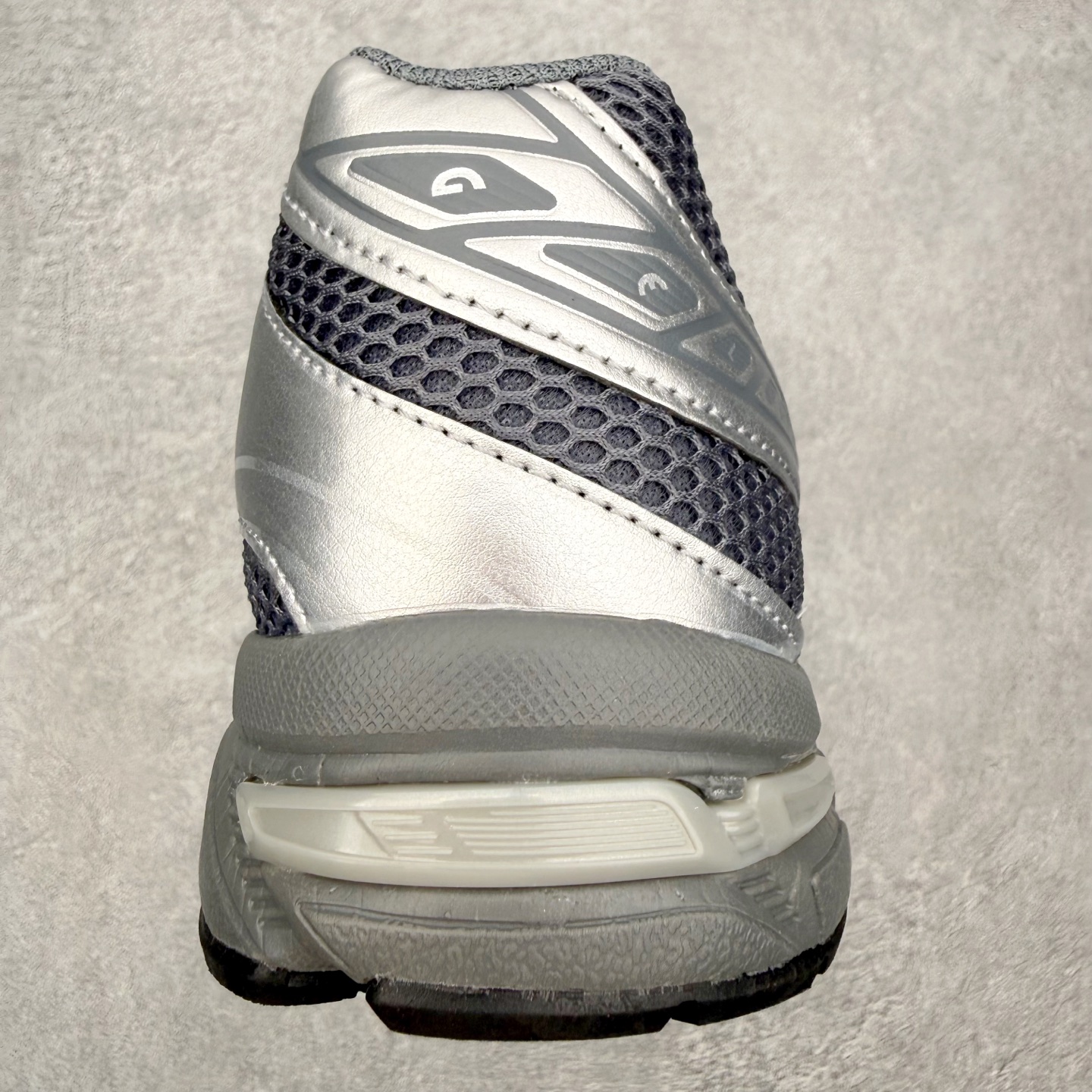 图片[8]-Asics Gel-1130 亚瑟士系列低帮复古休闲运动慢跑鞋 整双鞋在鞋面部分选用网眼布与皮革相互连接，在鞋面银色金属质感的线条中，ASICS 品牌标志性的虎爪 Logo 出现在鞋身侧面，既展现出复古美感，又加深了整双鞋的层次感。搭载着 Ortholite 鞋垫，之后再辅以 GEL 缓震胶中底和耐磨大底，在提升上脚舒适性的同时，在缓震脚感以及耐磨抓地力方面也能满足日常运动需求。尺码：36 37 37.5 38 39.5 40 40.5 41.5 42 42.5 43.5 44 45-选品中心