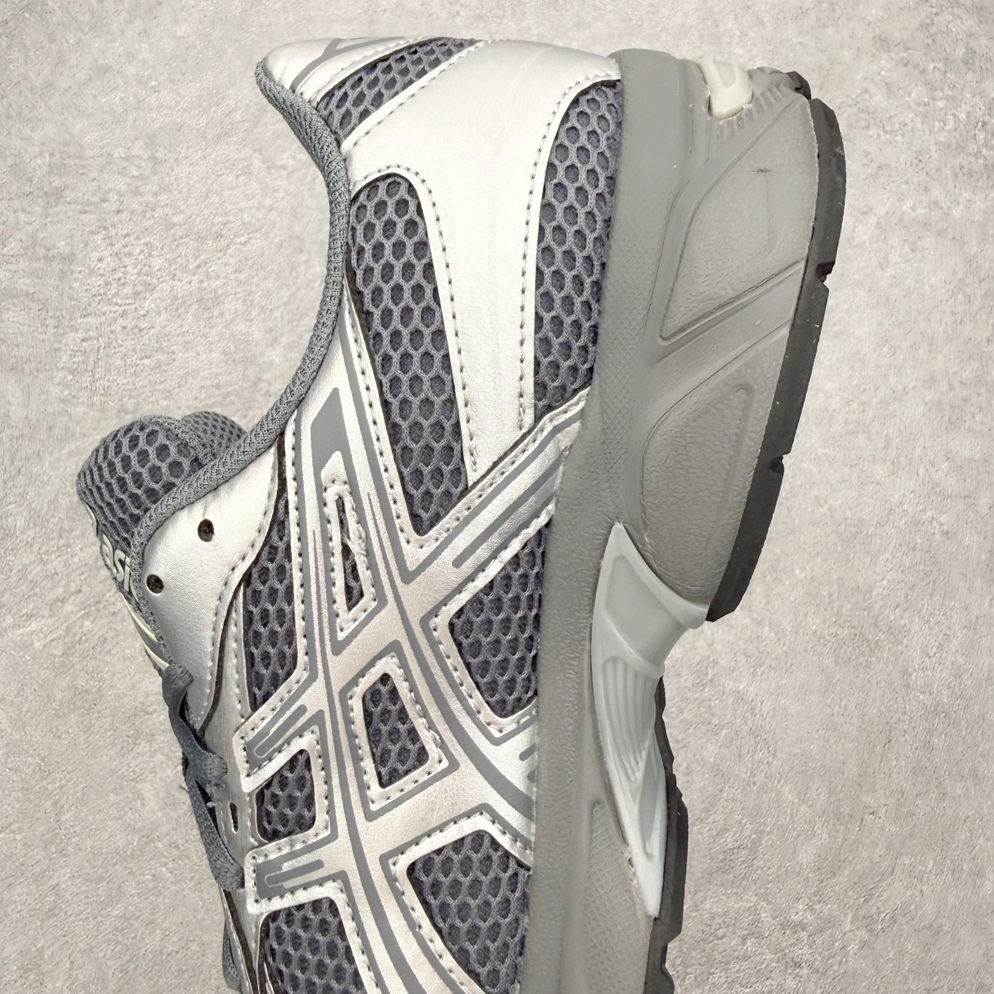 图片[7]-Asics Gel-1130 亚瑟士系列低帮复古休闲运动慢跑鞋 整双鞋在鞋面部分选用网眼布与皮革相互连接，在鞋面银色金属质感的线条中，ASICS 品牌标志性的虎爪 Logo 出现在鞋身侧面，既展现出复古美感，又加深了整双鞋的层次感。搭载着 Ortholite 鞋垫，之后再辅以 GEL 缓震胶中底和耐磨大底，在提升上脚舒适性的同时，在缓震脚感以及耐磨抓地力方面也能满足日常运动需求。尺码：36 37 37.5 38 39.5 40 40.5 41.5 42 42.5 43.5 44 45-选品中心