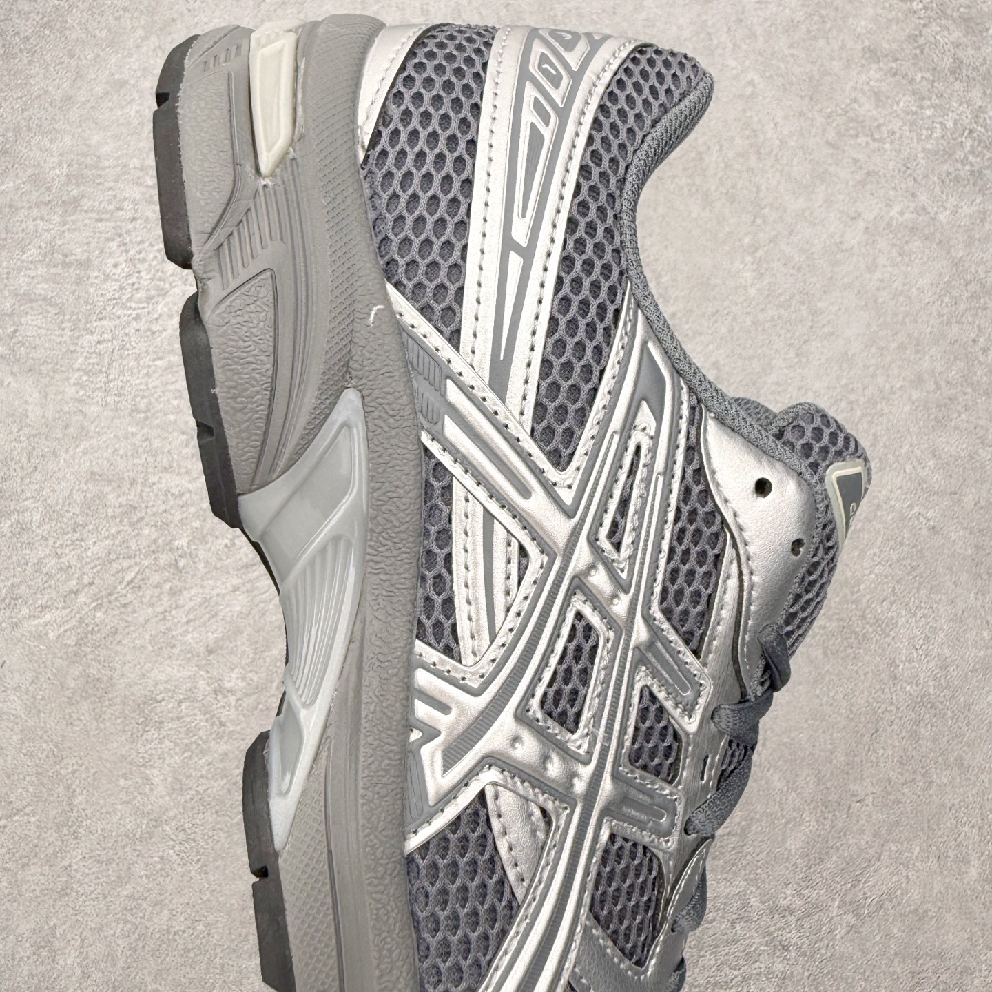 图片[6]-Asics Gel-1130 亚瑟士系列低帮复古休闲运动慢跑鞋 整双鞋在鞋面部分选用网眼布与皮革相互连接，在鞋面银色金属质感的线条中，ASICS 品牌标志性的虎爪 Logo 出现在鞋身侧面，既展现出复古美感，又加深了整双鞋的层次感。搭载着 Ortholite 鞋垫，之后再辅以 GEL 缓震胶中底和耐磨大底，在提升上脚舒适性的同时，在缓震脚感以及耐磨抓地力方面也能满足日常运动需求。尺码：36 37 37.5 38 39.5 40 40.5 41.5 42 42.5 43.5 44 45-选品中心