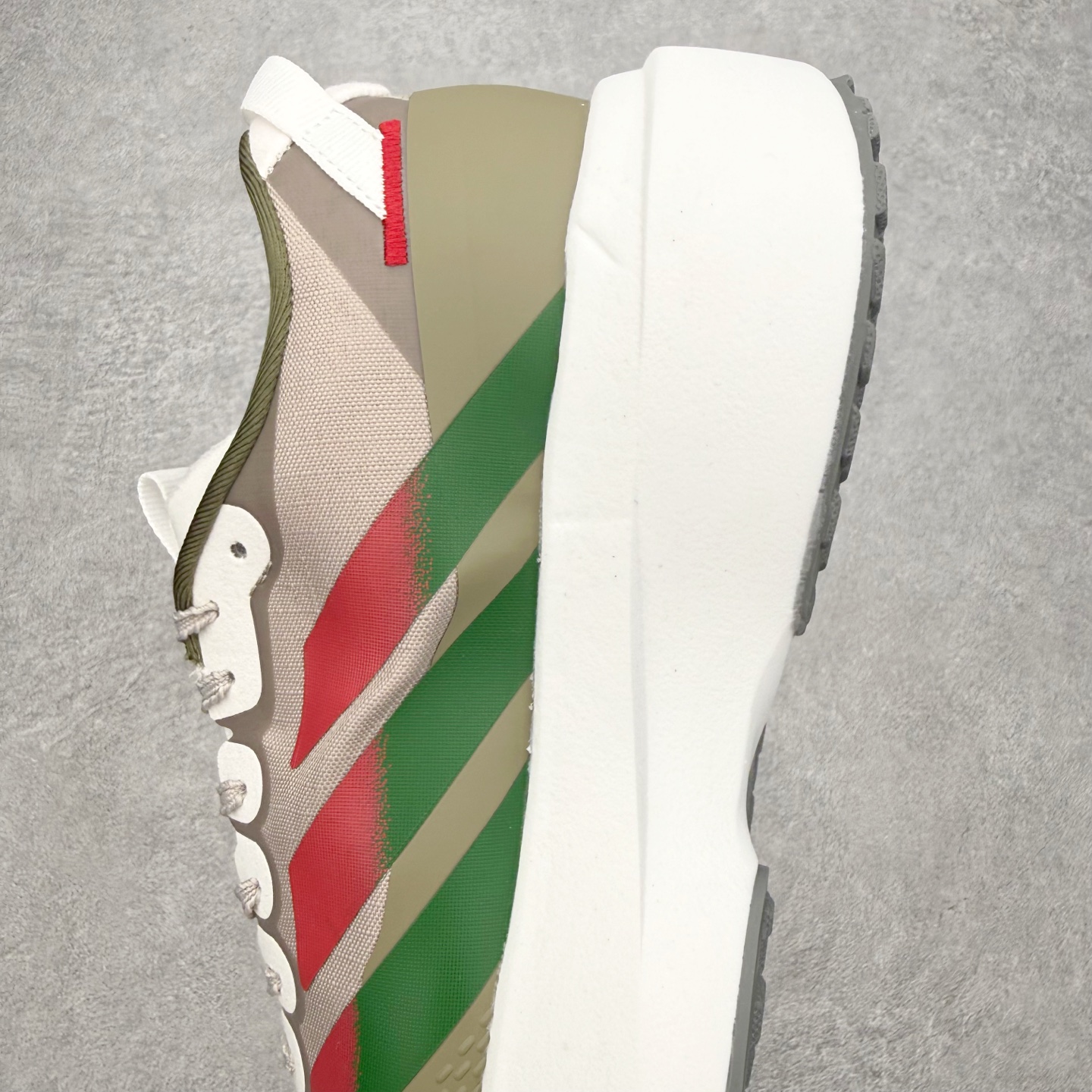 图片[7]-AD Adizero EVO SL ATR M 马拉松竞速专业跑鞋 CELERMESH针织网面非常轻薄 纤维间的缝隙很大 可以保证跑步时的透气、排汗效果 鞋舌直接与两侧的内衬和鞋底连接在一起 在跑步过程中不会被鞋舌的左右移动所困扰 在标准鞋带孔的基础上再拓宽一组鞋带孔 适合不同脚型的需求 突破性 EnergyRods 技术，有助于跑者实现更好的成绩 中底独特的LIGHTSTRIKE PRO泡棉材质 微弹感觉在跑步过程中给予了良好的支撑体验 对于顶级精英和高水平进阶跑者来说 ADIOS PRO是一双值得信赖的竞速比赛用鞋 尺码：36 36.5 37.5 38 38.5 39 40 40.5 41 42 42.5 43 44 44.5 45-选品中心