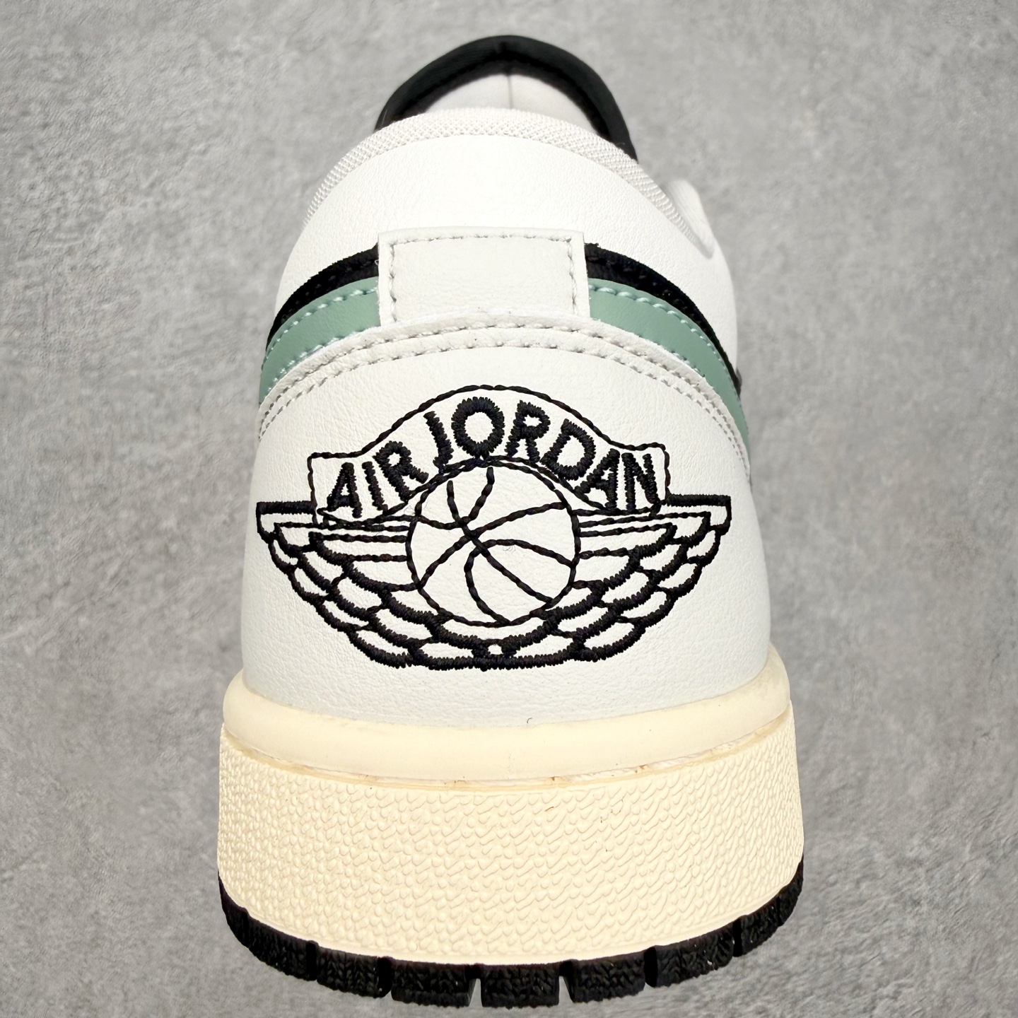 图片[8]-＃MG版 Air Jordan AJ1 Low 低帮系列 超性价比单品 平台直播间特供 百分百全新货品 零氧化发霉 给足利润空间操作 超乎所想的高性价比 原装楦头纸板开发 完美鞋型 超高清洁度 鞋型不臃肿别扭 原厂内置全掌气垫 A模大底 鞋舌AJ原厂专用牛津布 AJ专用反口珍珠布 原厂无杂质高弹内里海棉 特殊封边弹力鞋带 原鞋开模 拒绝公底 购置公司同步原材料 都有细节原汁原味 忠于原版 尺码：36 36.5 37.5 38 38.5 39 40 40.5 41 42 42.5 43 44 44.5 45 46-选品中心