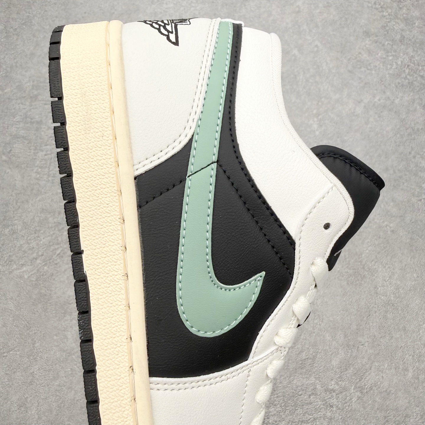 图片[6]-＃MG版 Air Jordan AJ1 Low 低帮系列 超性价比单品 平台直播间特供 百分百全新货品 零氧化发霉 给足利润空间操作 超乎所想的高性价比 原装楦头纸板开发 完美鞋型 超高清洁度 鞋型不臃肿别扭 原厂内置全掌气垫 A模大底 鞋舌AJ原厂专用牛津布 AJ专用反口珍珠布 原厂无杂质高弹内里海棉 特殊封边弹力鞋带 原鞋开模 拒绝公底 购置公司同步原材料 都有细节原汁原味 忠于原版 尺码：36 36.5 37.5 38 38.5 39 40 40.5 41 42 42.5 43 44 44.5 45 46-选品中心